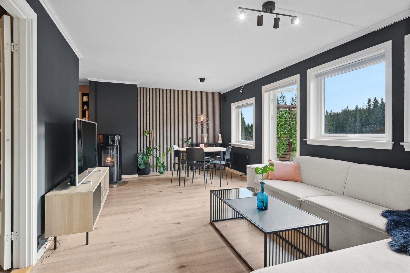 Leiligheten byr på en romslig stue med åpen moderne kjøkkenløsning. Galleribilde