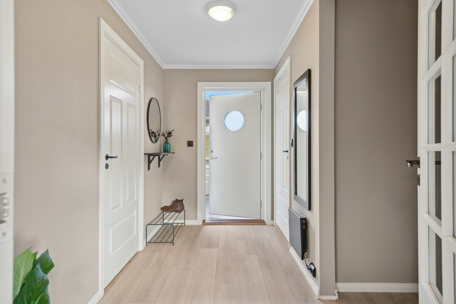 Trivelig entrè som ønsker deg velkommen inn, god plass til å henge fra seg ytterklær! Galleribilde