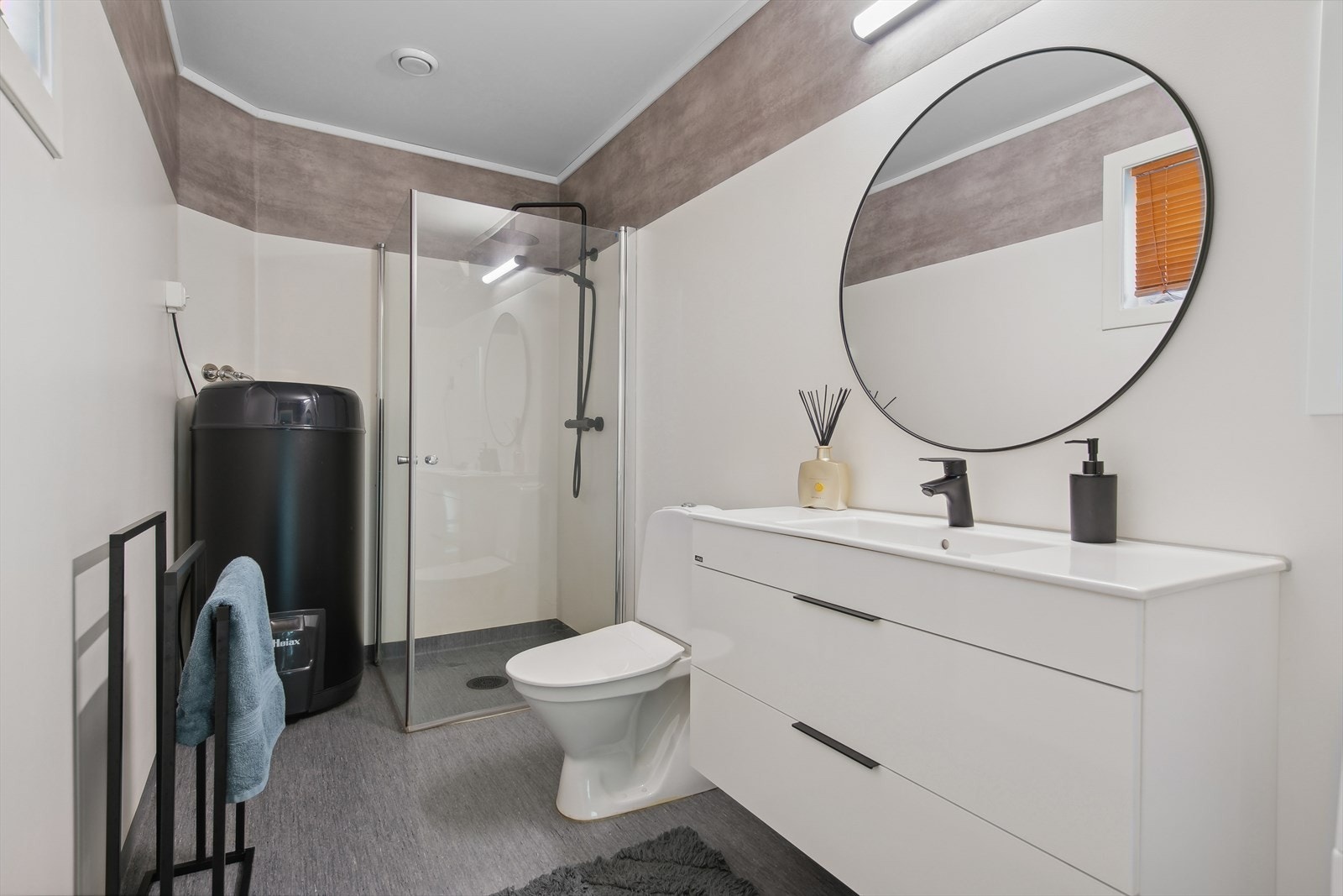 Badet ble totalrenovert i 2021 og er utført med belegg på gulv og på vegger. Galleribilde
