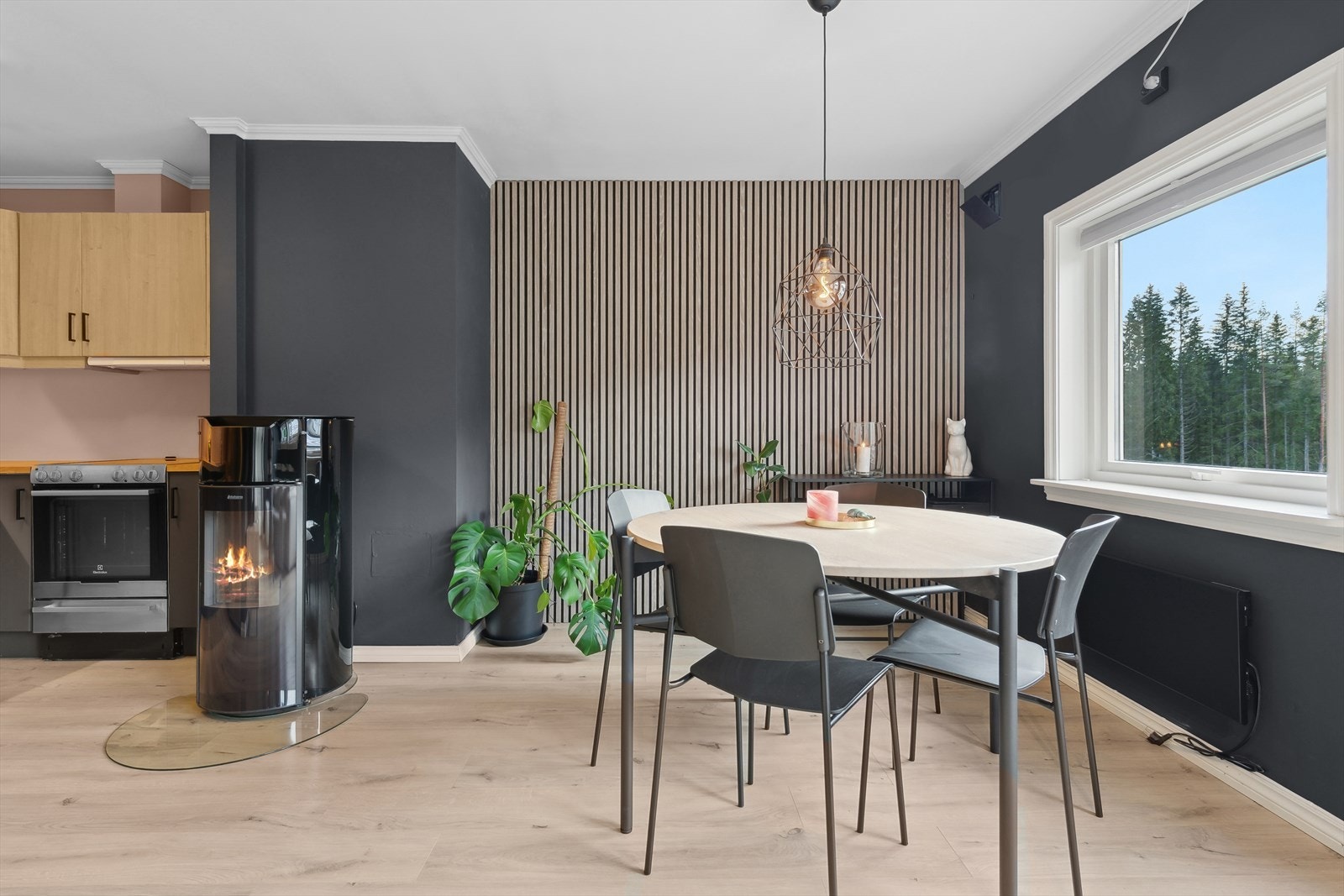 Rommet er holdt i moderne fargevalg og har blant annet en stilig kontrastvegg i spiler. Galleribilde