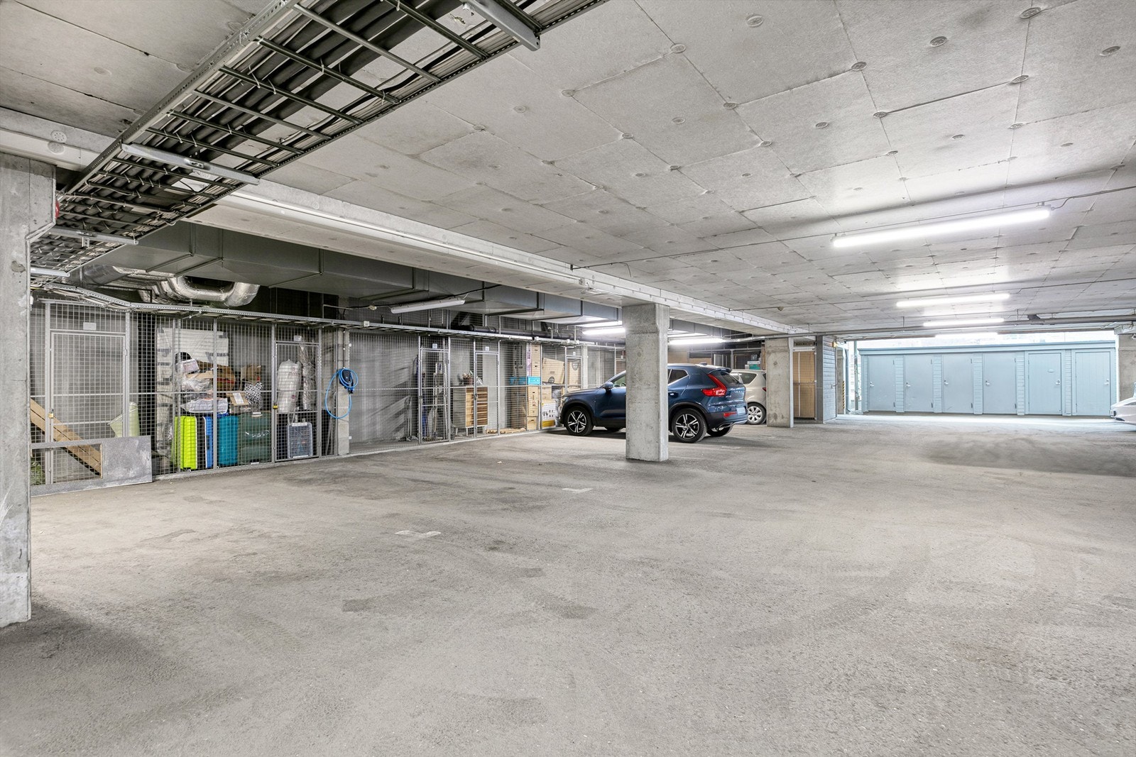 Fast parkering i felles garasjeanlegg. Elbillader er montert Galleribilde