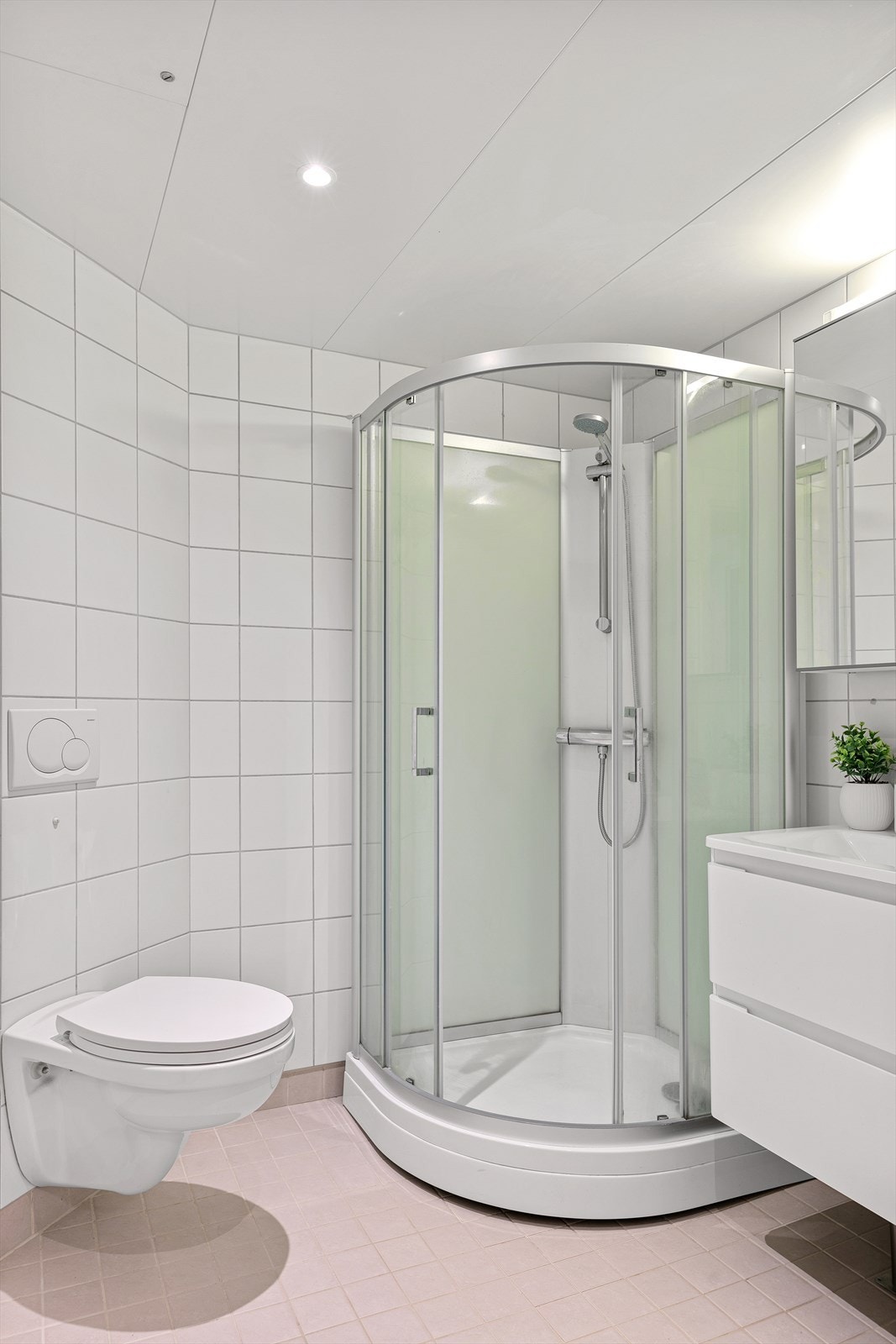 Badet har downlights i tak og gulvvarme Galleribilde