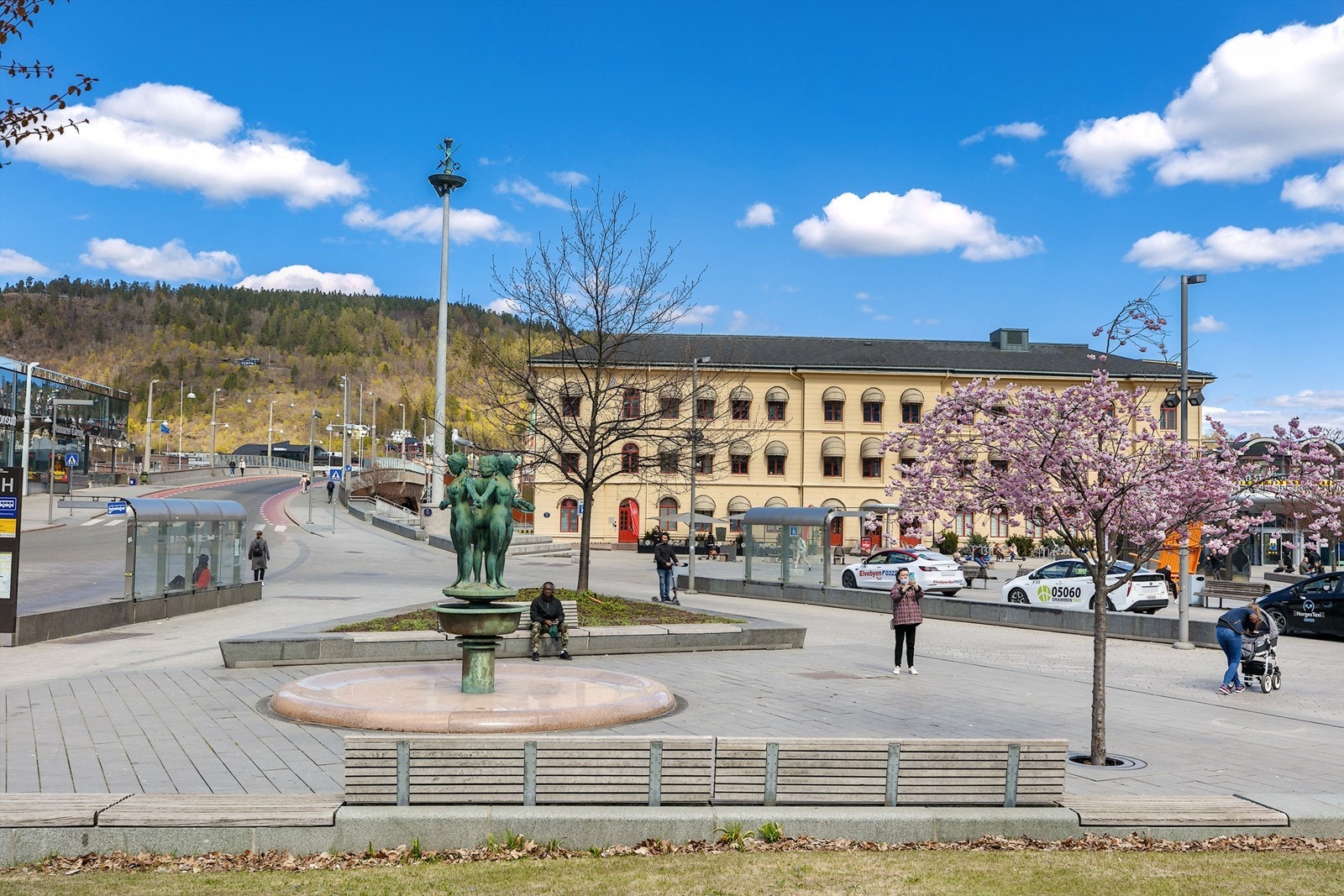 Strømsø torg i Drammen er et knutepunkt for kollektivtransport med jernbanestasjon, busstasjon og taxi og andre ulike servicetilbud Galleribilde