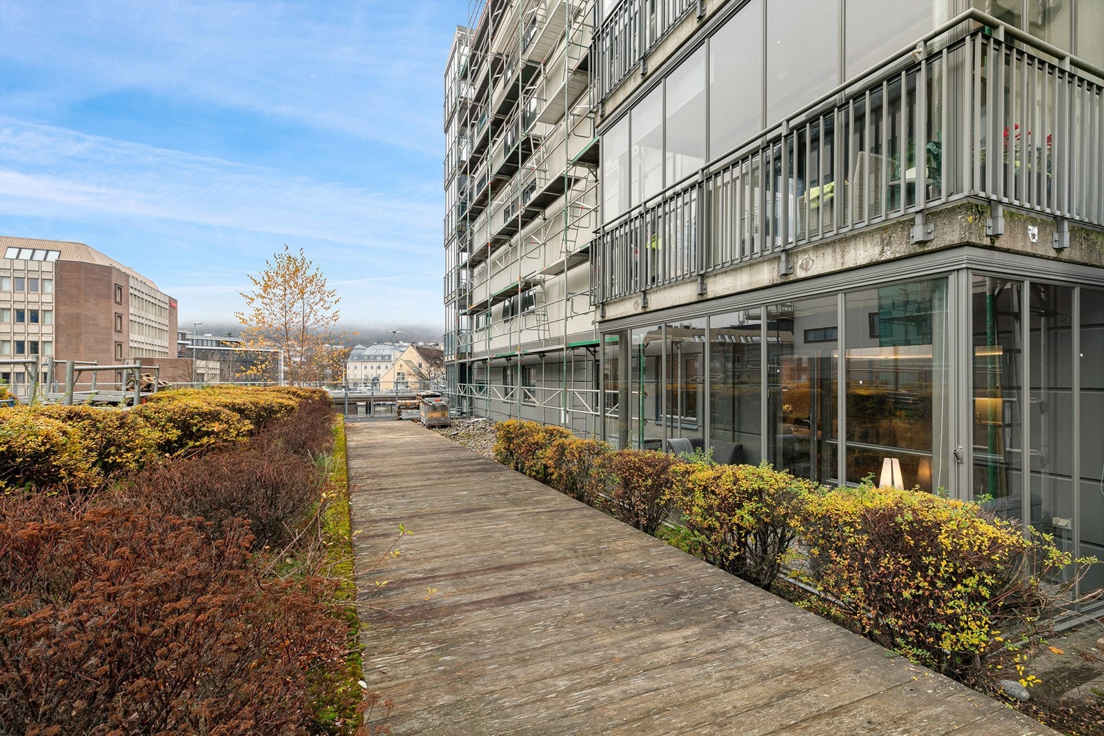 Innglasset østvendt balkong på 9 kvm med skyvbare glassfelt Galleribilde