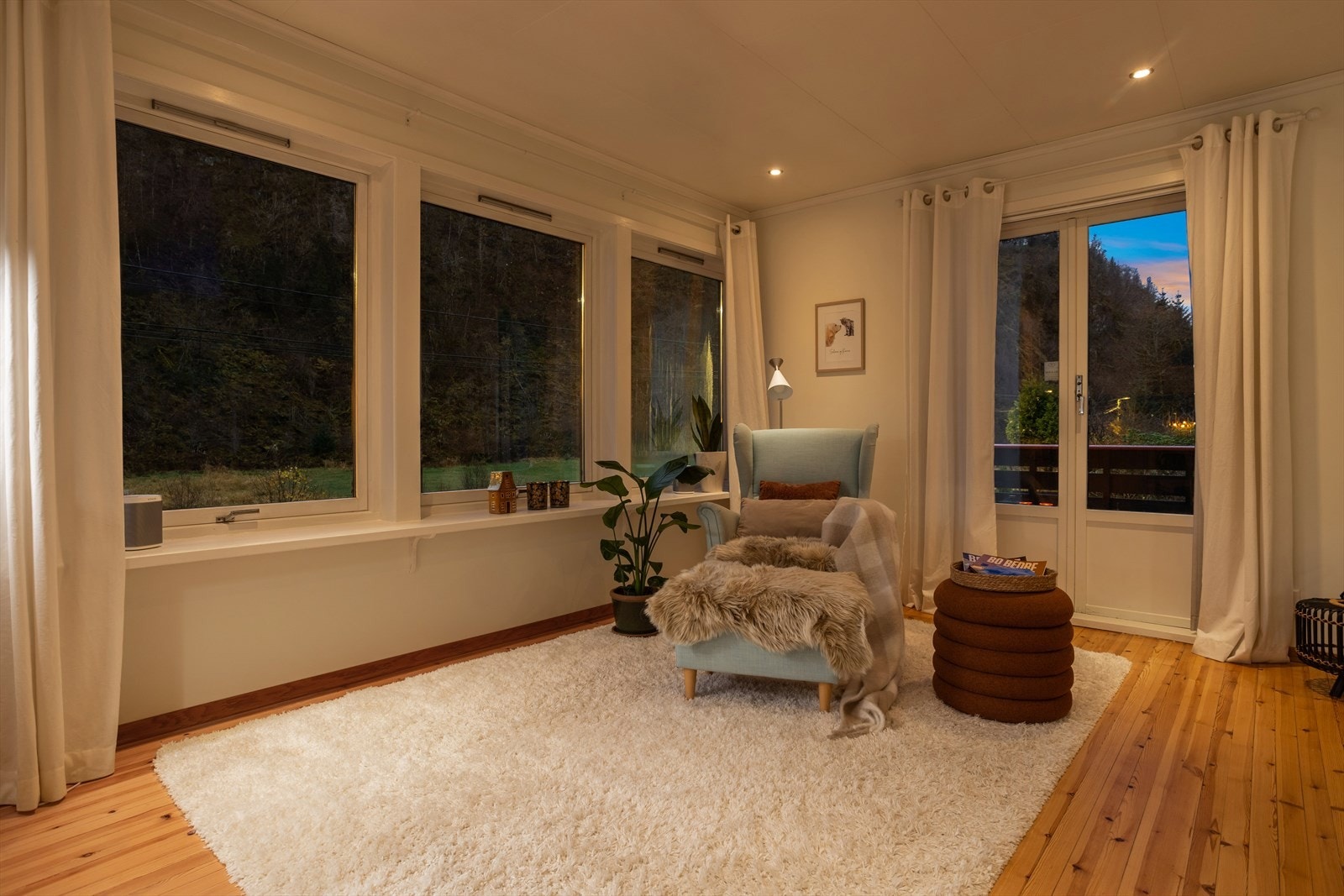 Fra stuen er det utgang til en romslig terrasse og hage. Galleribilde