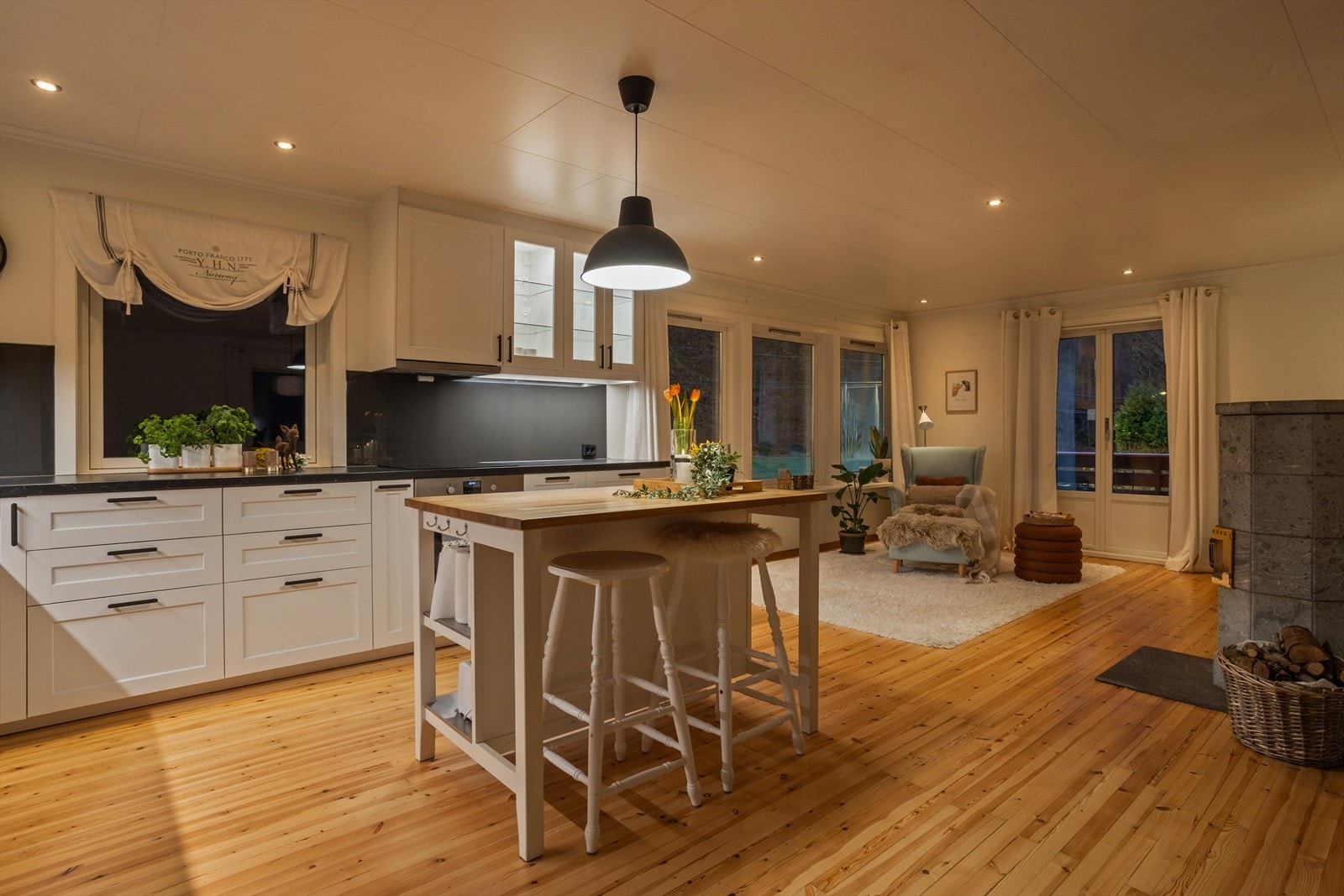 Kjøkkenet har rikelig med skap- og benkeplass. Galleribilde