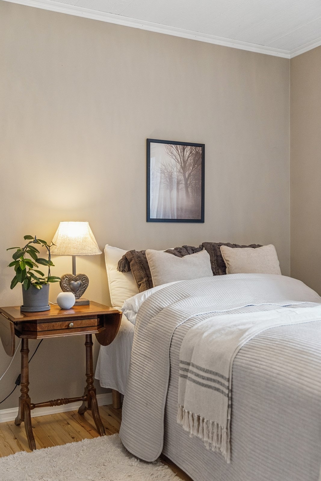 Soverommet er malt i en lun- og behagelig veggfarge. Galleribilde