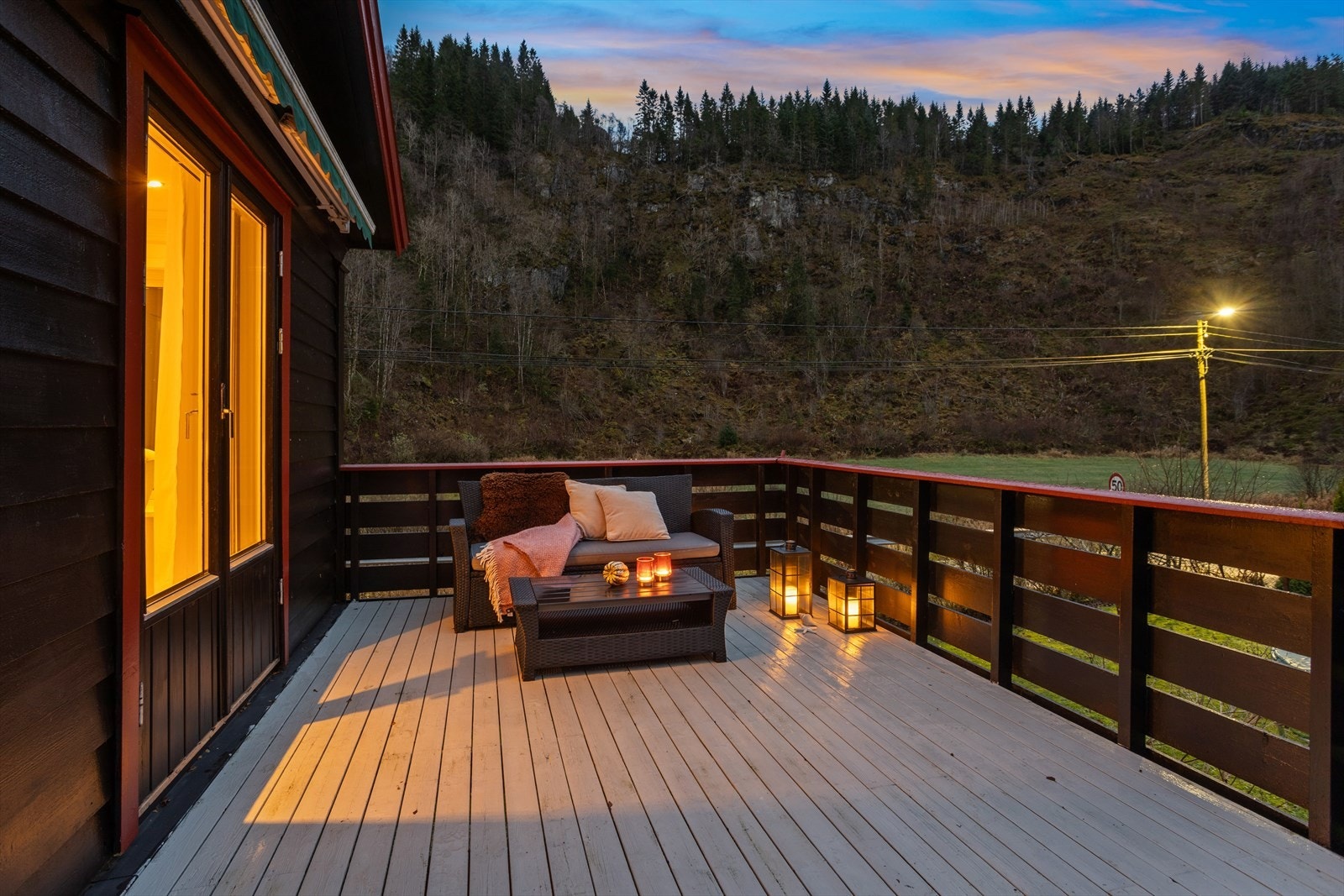 Terrassen har god plass til flere sittesoner. Galleribilde