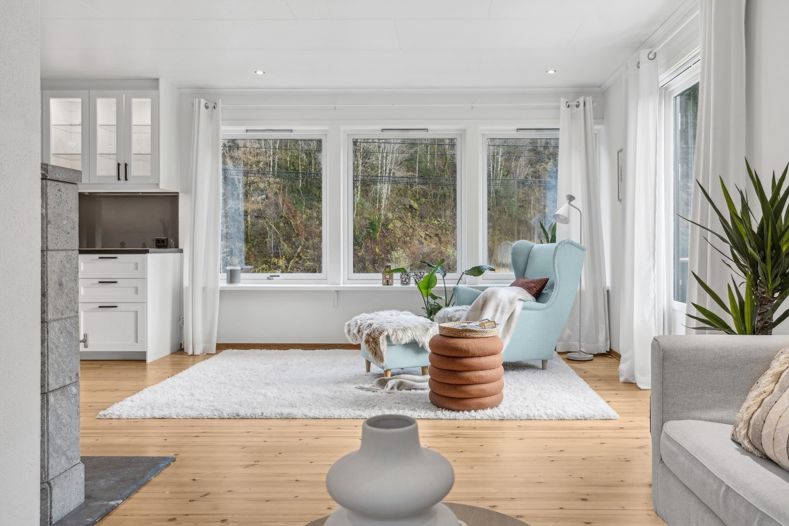 Stuen har store vindusflater som gir mye naturlig lysinnslipp og bidrar til en behagelig romfølelse. Åpen løsning mot kjøkken. Galleribilde