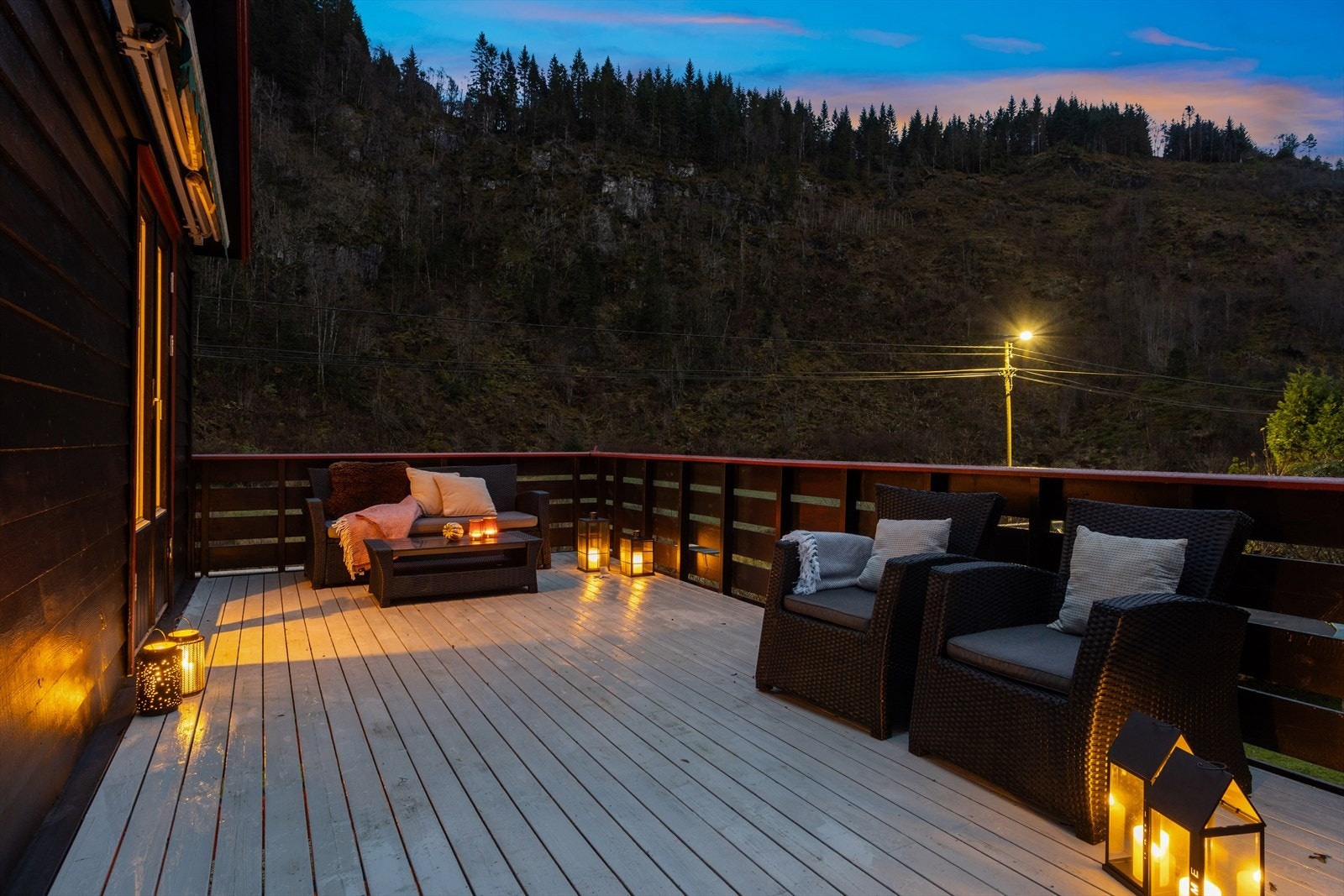 Fra terrassen en lun høstkveld. Galleribilde