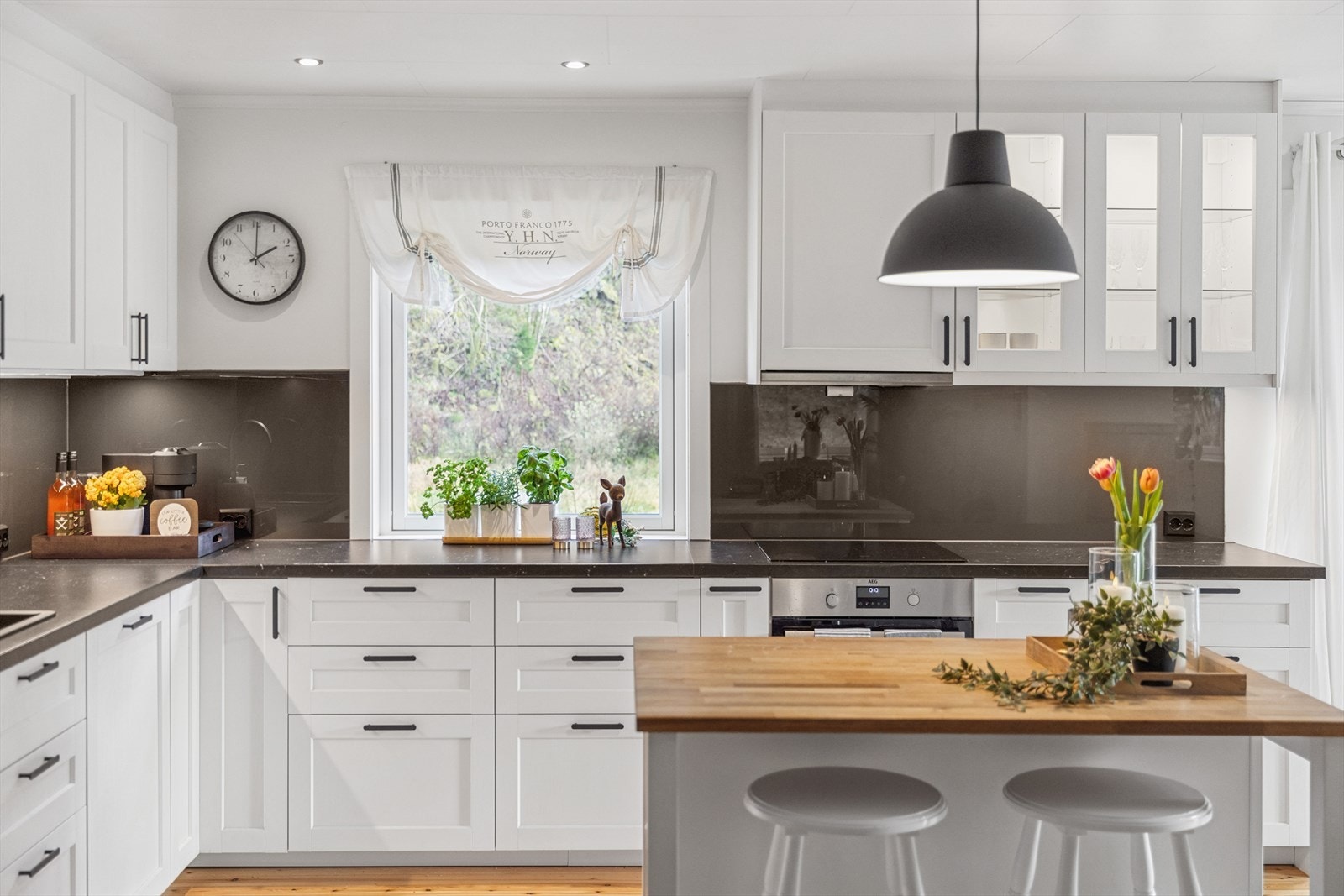 Kjøkkenet har profilerte fronter. Laminat benkeplate med nedfelt stålvask. Galleribilde