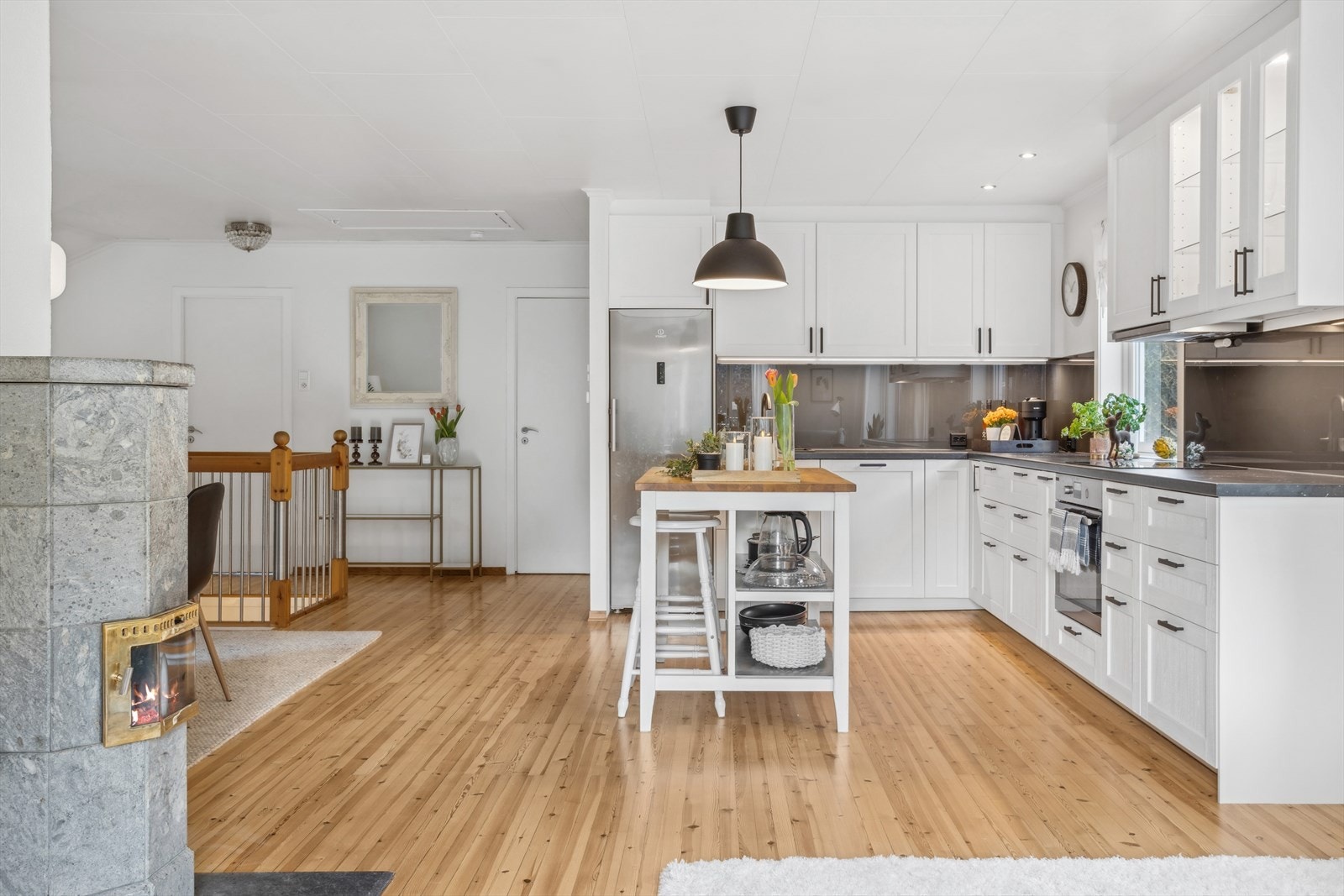 Kjøkkenet har induksjonstopp, stekeovn, kjøkeskap/frys, oppvaskmaskin, vannstoppersystem og komfyrvakt. Kjøkkenventilator med avtrekk ut. Galleribilde