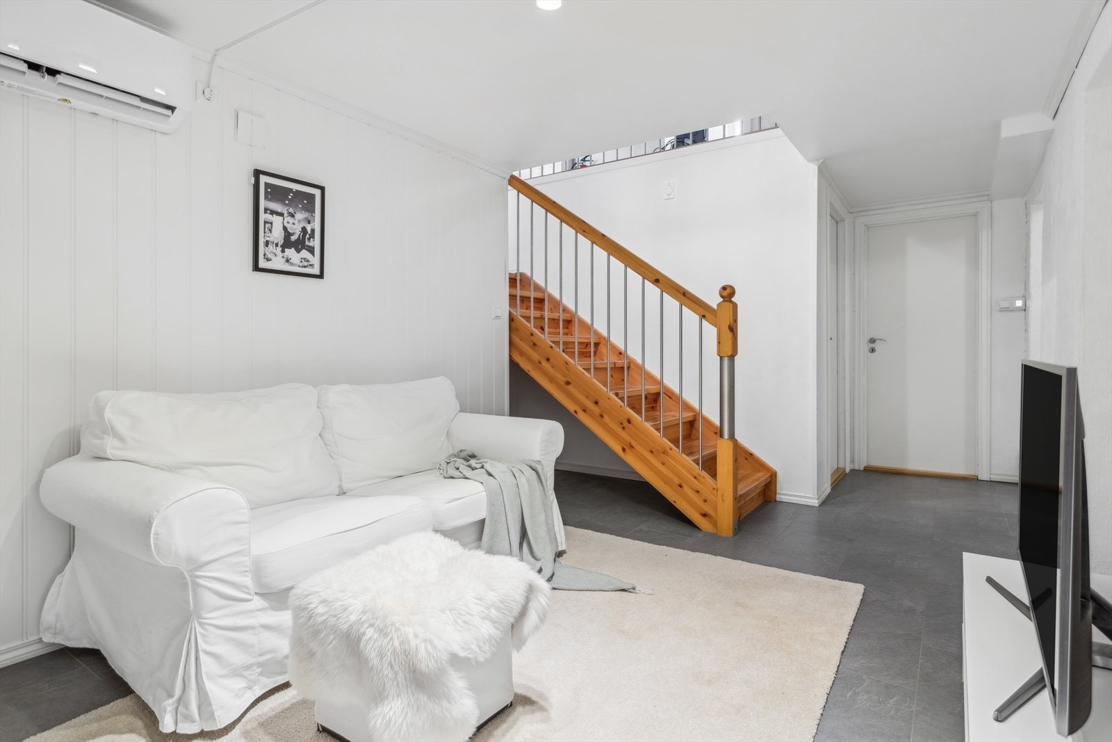 Innredet rom i kjeller som benyttes som kjellerstue. Rommet har installert en varmepumpe. Galleribilde