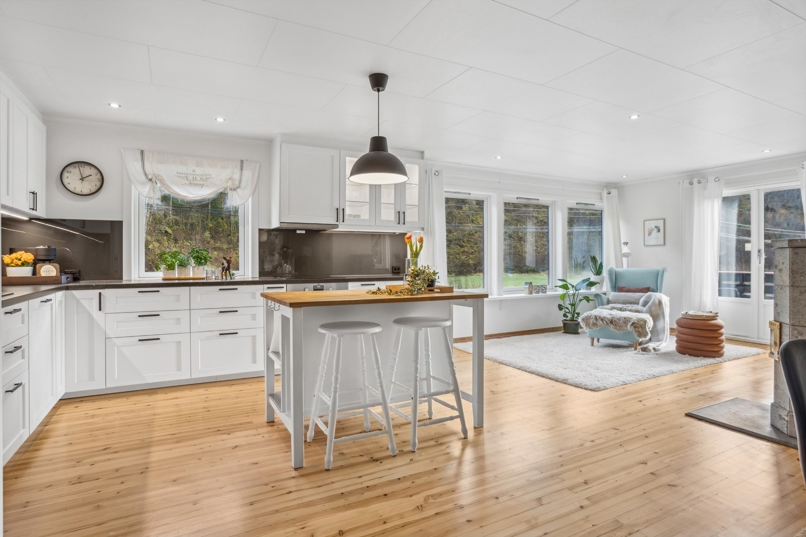 Boligen har et stort og praktisk kjøkken med elegant innredning samt en fiffig barløsning. Galleribilde