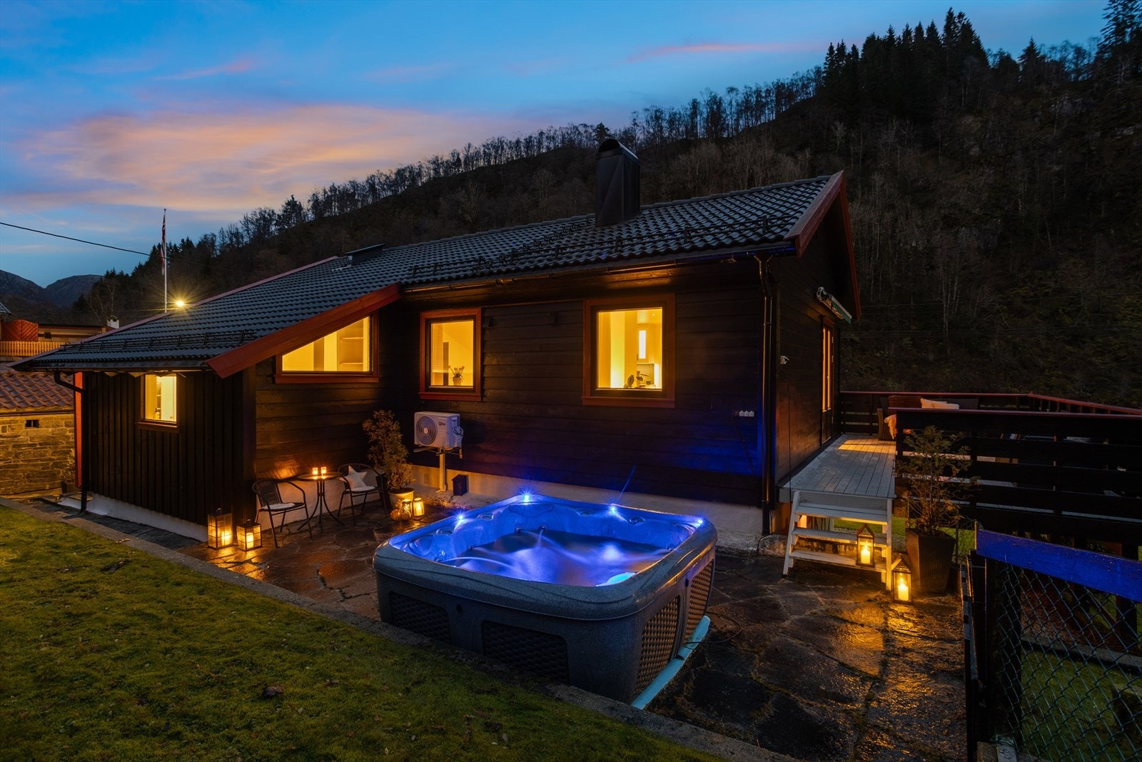 DNB Eiendom v/Liam Hellesund tlf. 40605280 ønsker deg velkommen til Dyngelandsvegen 44 - En innholdsrik enebolig med fin beliggenhet på Dyngeland. Innredet kjeller. Garasje. Romslig tomt i solrike omgivelser. Galleribilde