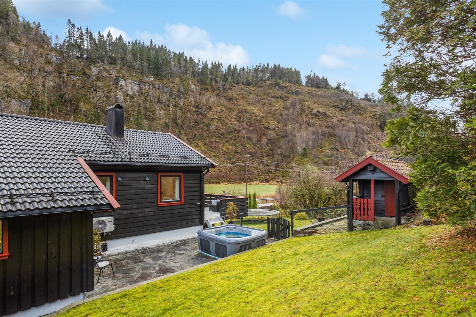 På baksiden av huset har etablert en skiferbelagt del hvor det er plassert inn en jacuzzi. Galleribilde