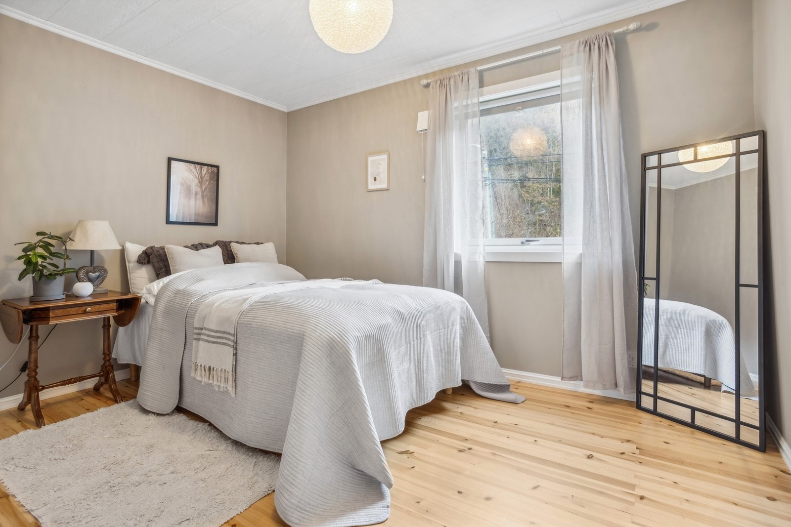 Soverommet har god plass til en dobbelseng med tilhørende nattbordløsning. Galleribilde