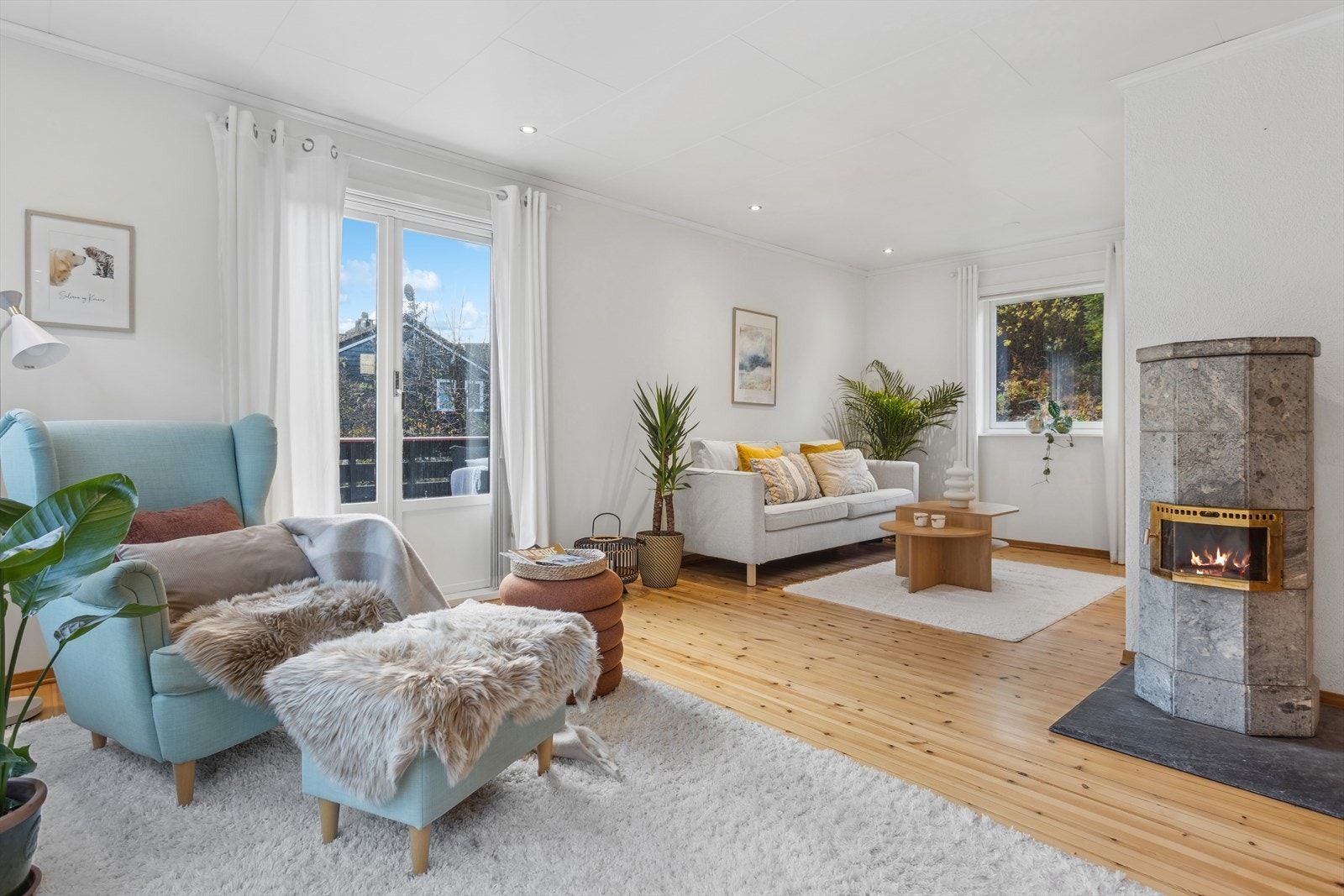 På stuen er det montert en flott, kleberstensovn som gir god stemning og fin innetemperatur på kjølige høst- og vinterkvelder. Galleribilde