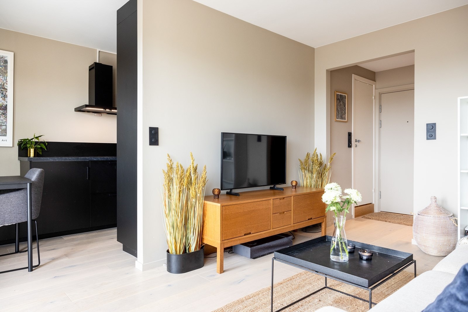 Planløsningen åpner opp for god plass til sofagruppe, TV-møbler og spisebord med tilhørende stoler. Galleribilde