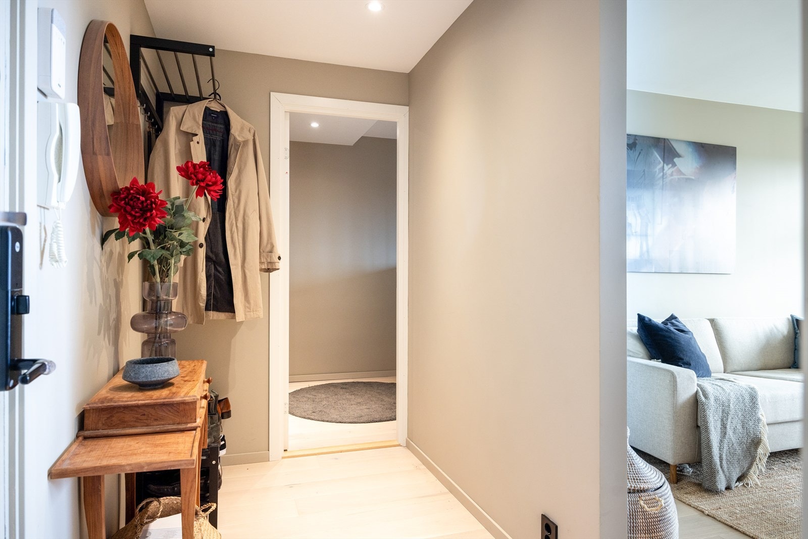 Fra entré er det inngang til soverom. Galleribilde