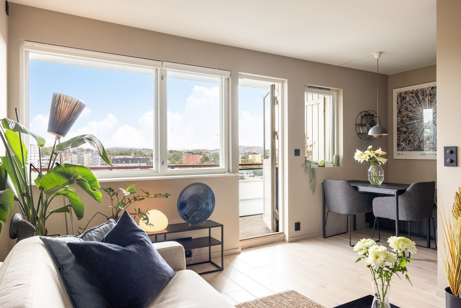 Fra stuen er det utgang til en hyggelig balkong på 9 kvm! Galleribilde