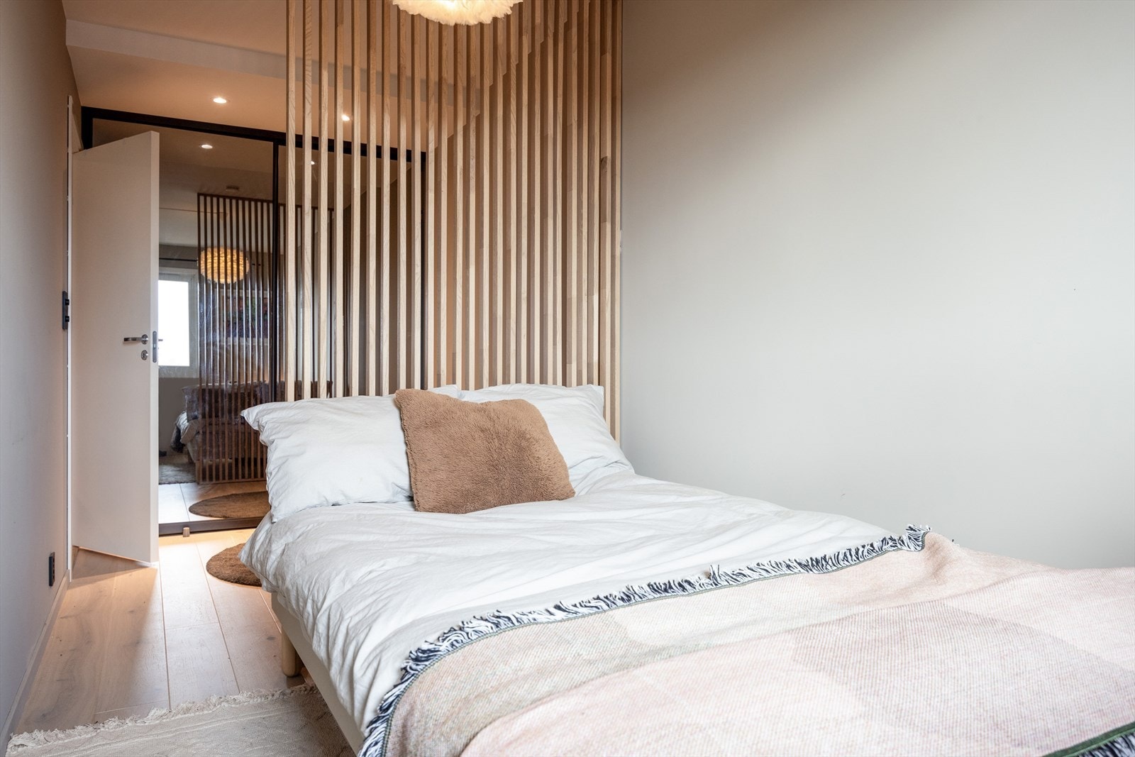 Lunt og hyggelig soverom med god plass til dobbeltseng. Galleribilde