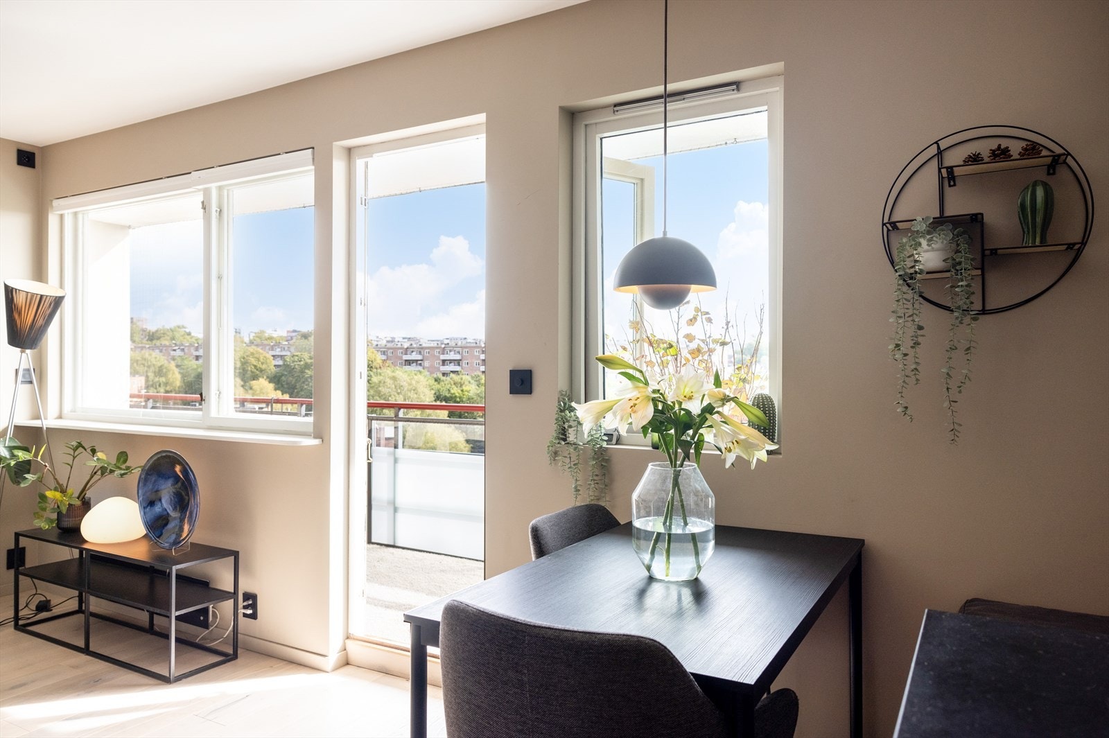 Det er god plass til å møblere med spisebord tilknytning til kjøkkenet. Galleribilde