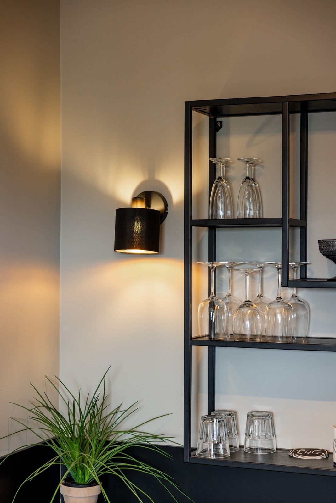 Kombinert vaskemaskin og tørketrommel i kjøkkeninnredningen medfølger handelen. Galleribilde