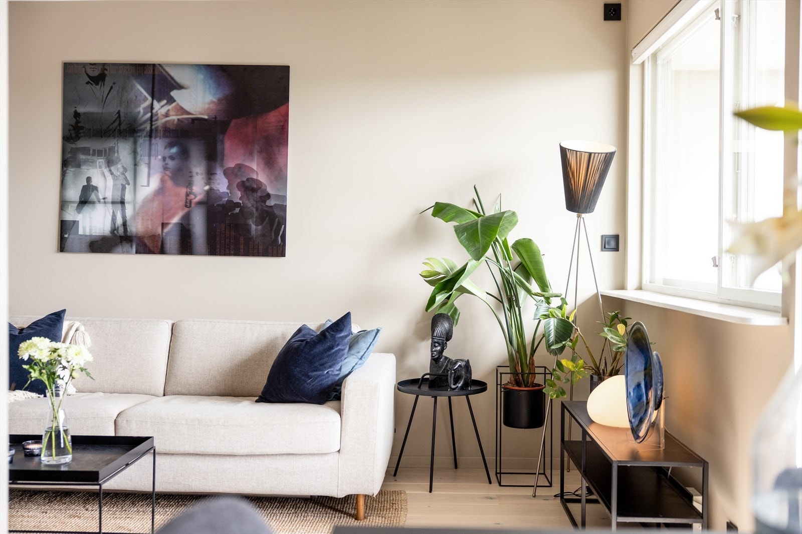 Stuen oppleves som lys og moderne med lune fargevalg og store vindusflater som sørger for et rikt innslipp av naturlig lys. Galleribilde