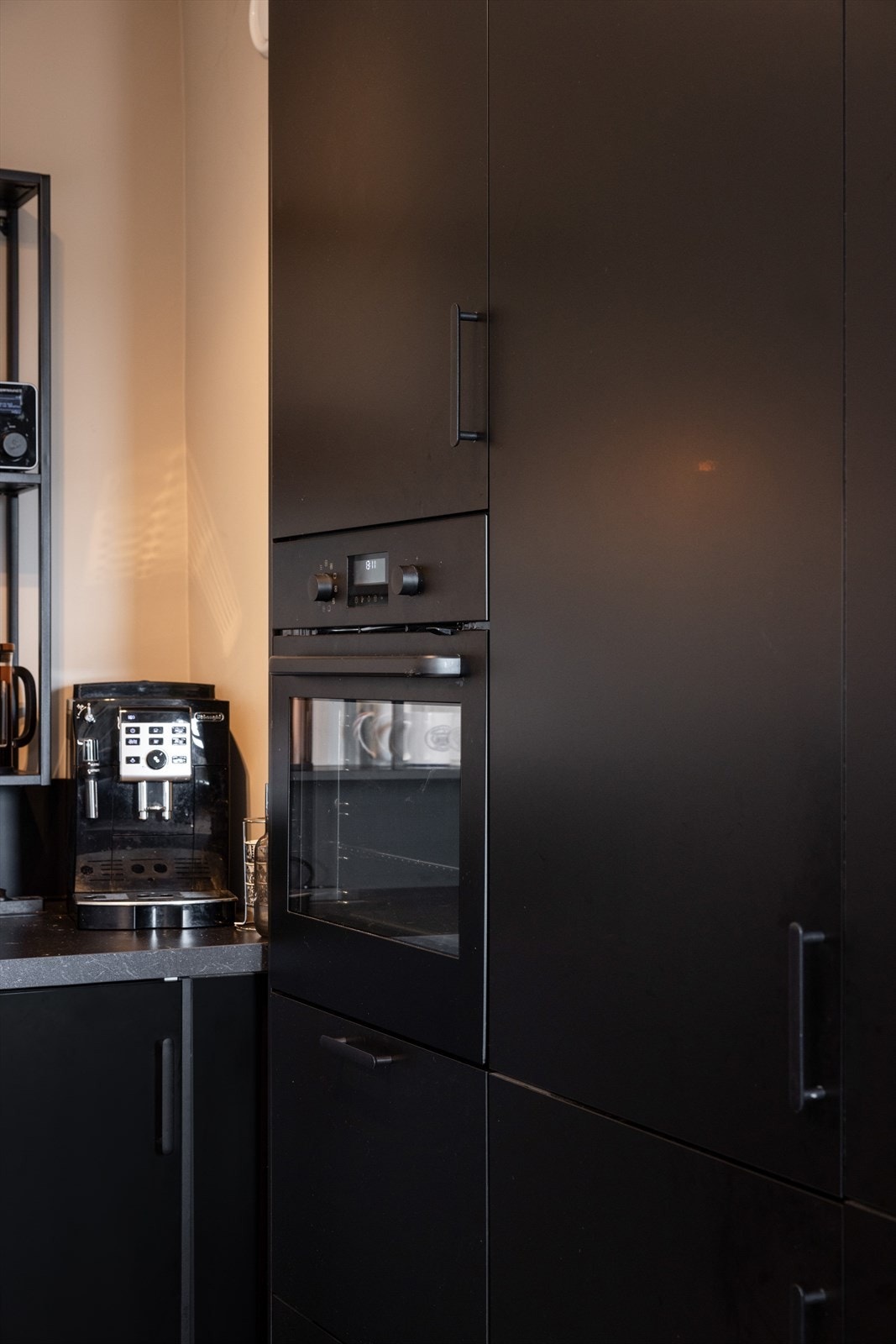 Videre er kjøkkenet utstyrt med integrert induksjonstopp, stekeovn, oppvaskmaskin, kombinert kjøl-/fryseskap og kullfilterventilator over kokeplass. Galleribilde