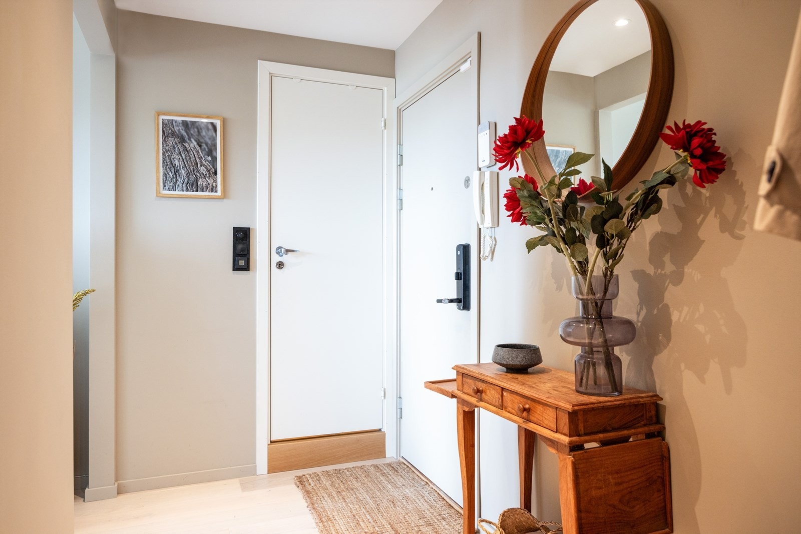 Romslig og lys entré malt i delikat og behagelig farge. Galleribilde