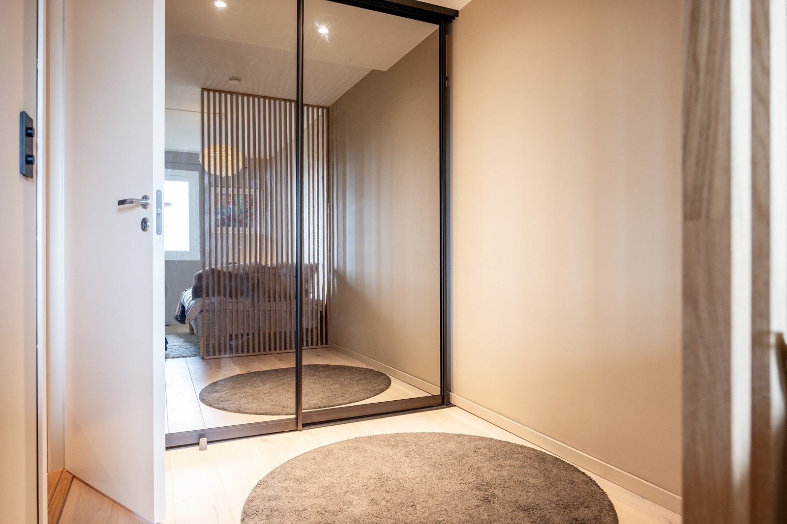 Gode oppbevaringsmuligheter i garderobeskapet med speil. Galleribilde