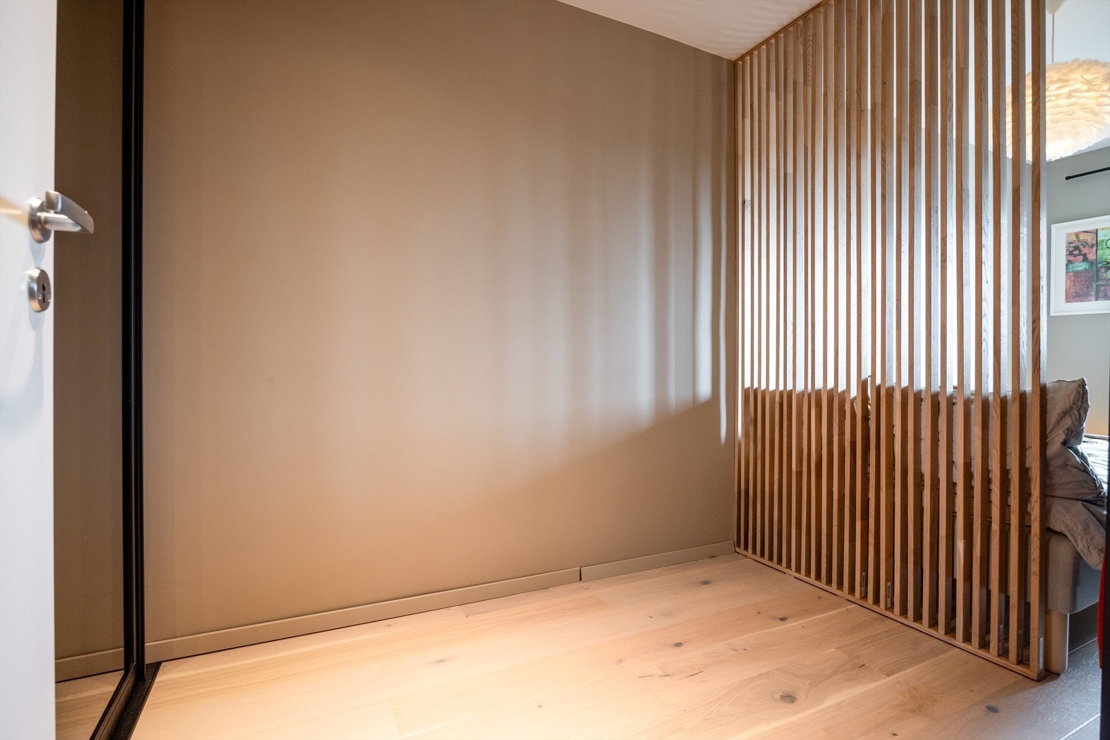 Spileveggen deler rommet naturlig inn i ulike soner. Det vil være god plass til hjemmekontor om ønskelig. Galleribilde