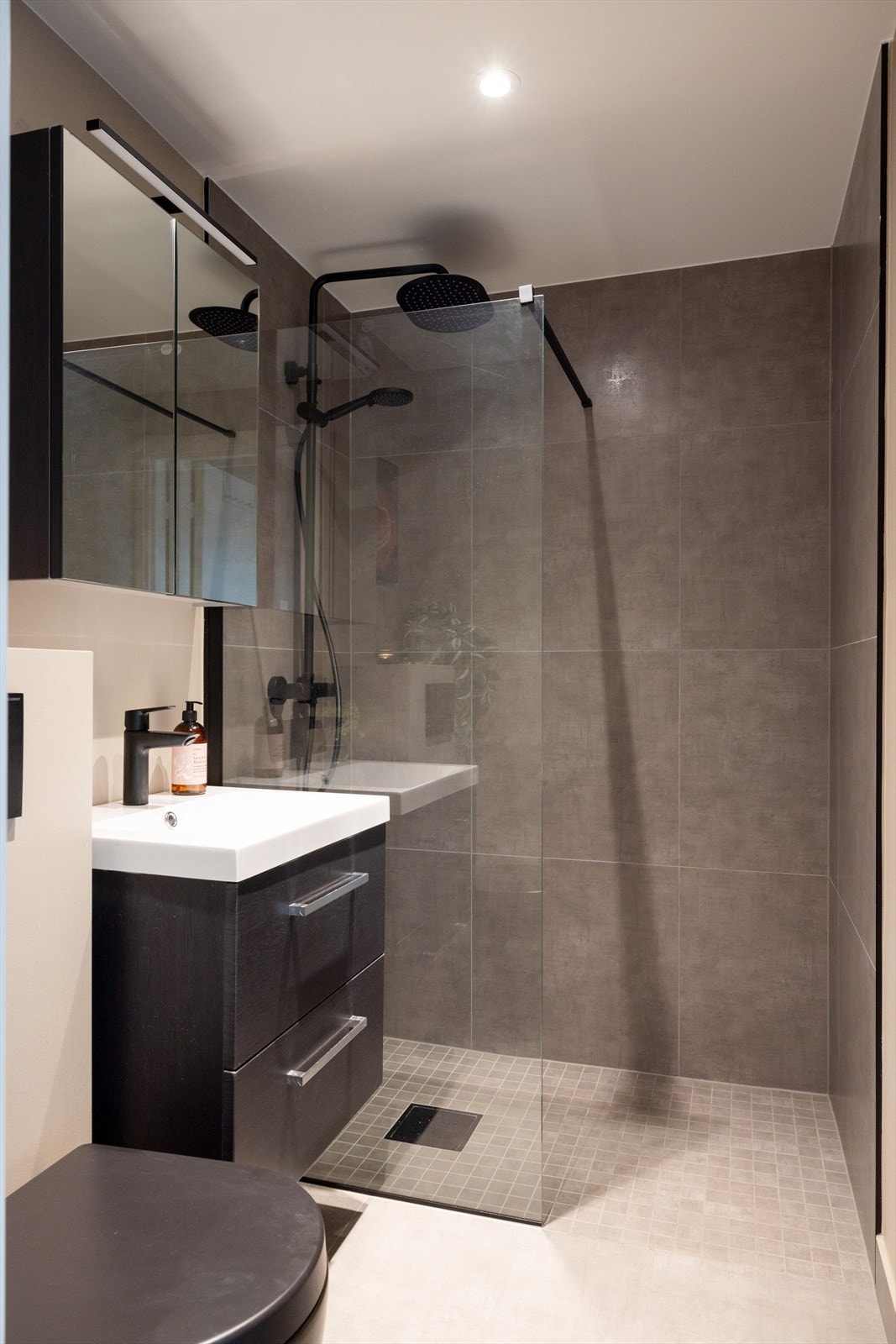 Det er elektrisk gulvvarme og innfelt downlights i himling. Galleribilde