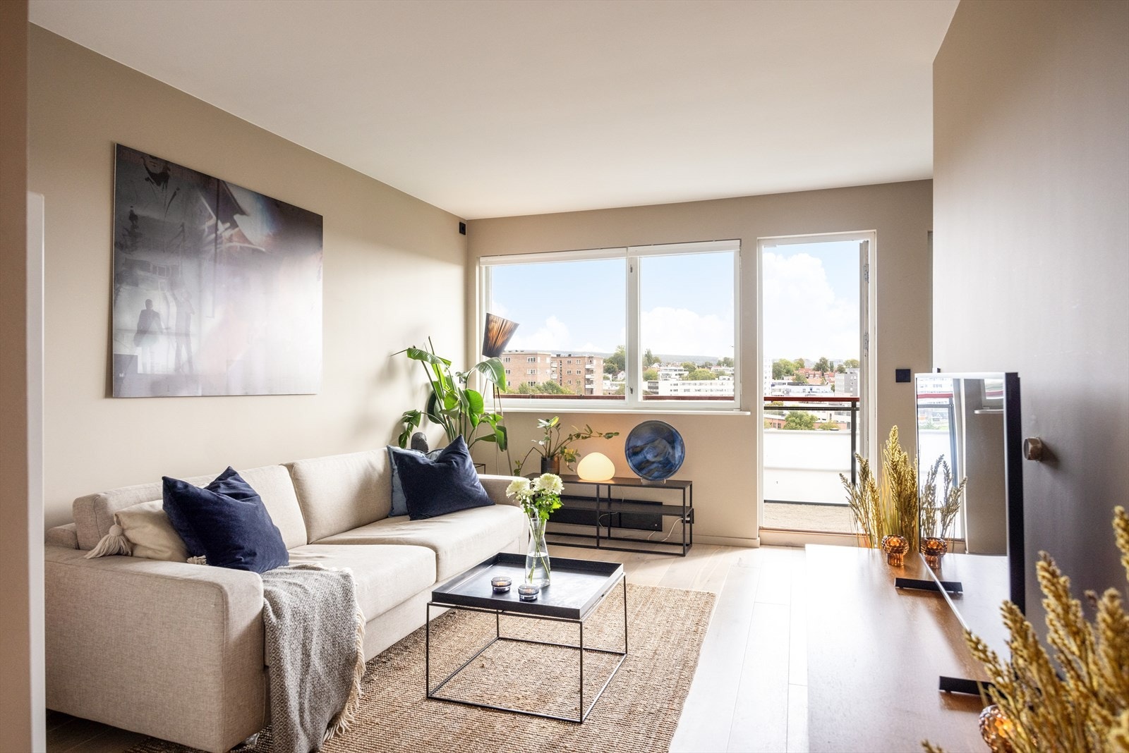 En innbydende 2-roms toppleilighet i 10. etasje med solrik balkong og fantastisk utsikt. Galleribilde