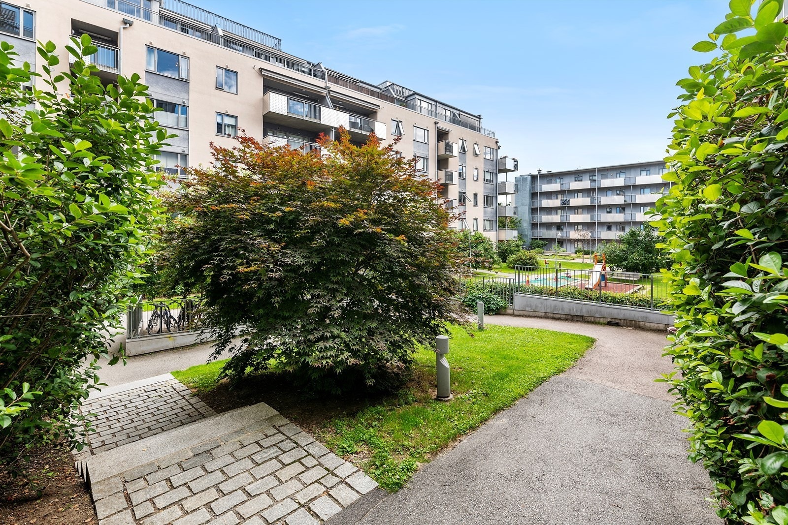 Bakgård Galleribilde