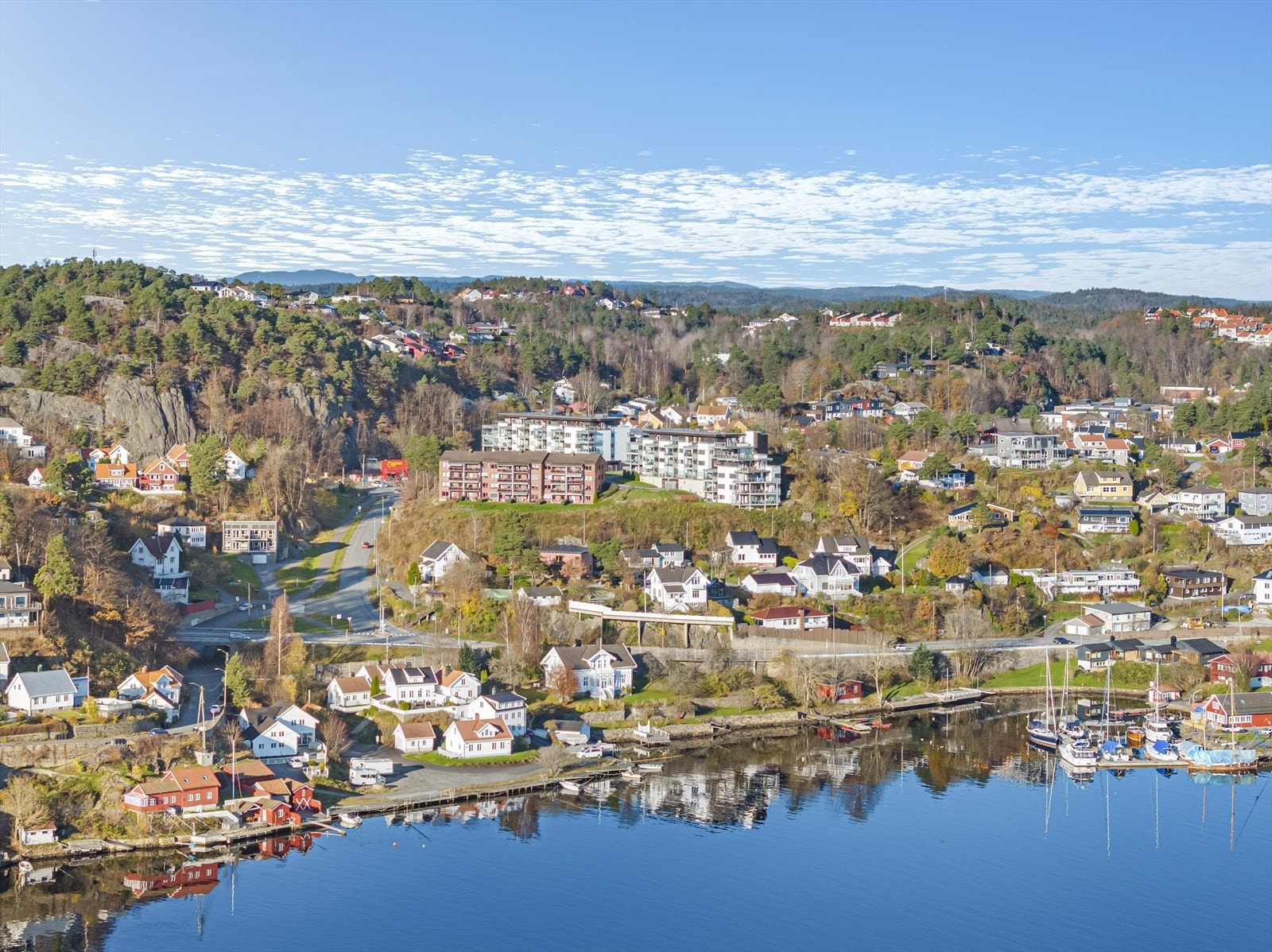 Ønsker man å ta seg en tur ut i flott terreng, kan man benytte lysløypa, her er oppkjørte skiløyper om vinteren. Det er god bussforbindelse til sentrum, som også er innenfor rekkevidda til fots. Galleribilde