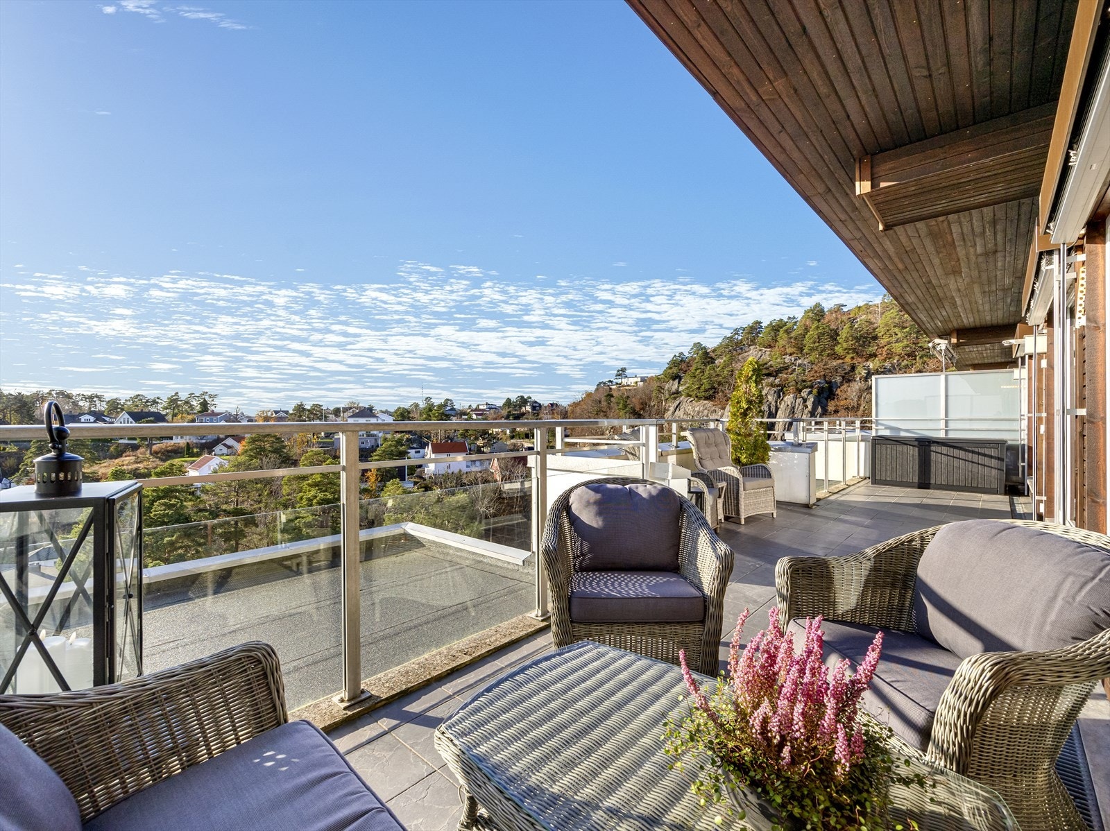 Leilighet i toppetasje med panoramautsikt og stor sydvestvendt terrasse med sol fra tidlig til sent og praktfull utsikt til Tromøysund, havet og områdene rundt. Galleribilde