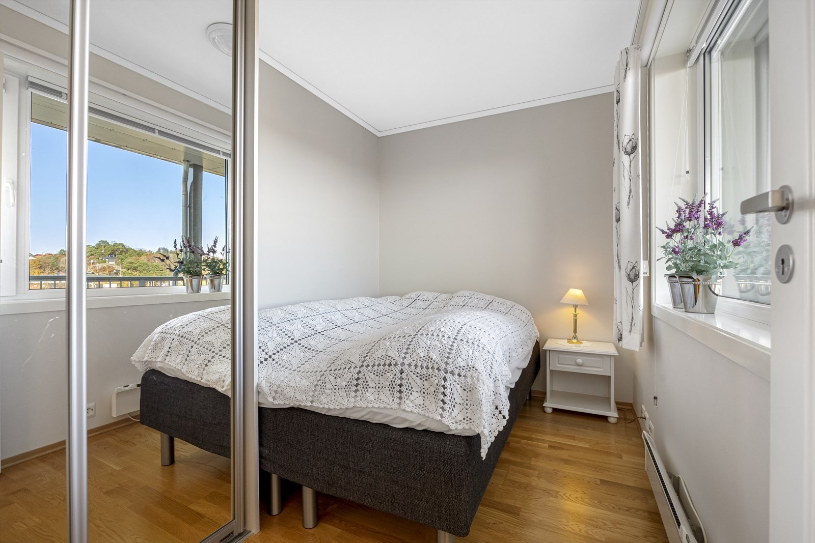 Gjesterom med garderobe. Galleribilde