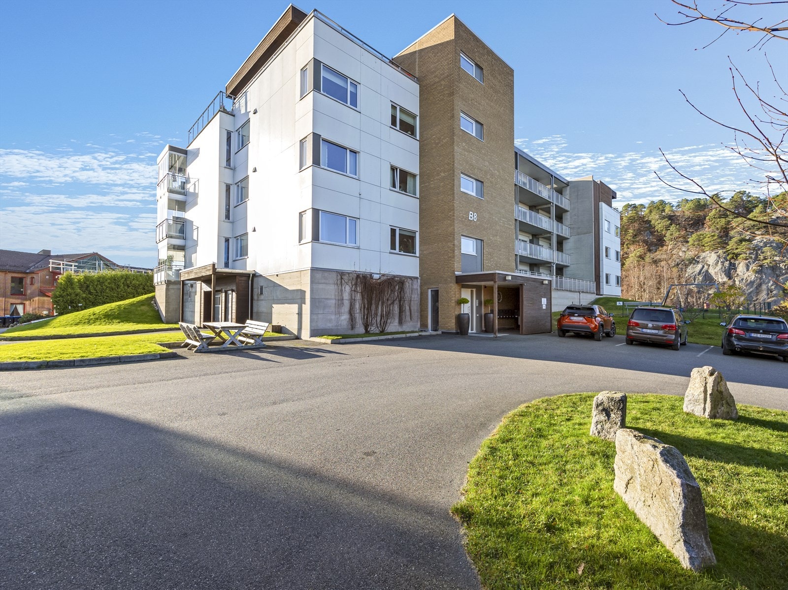 Inngangsparti - Gjesteparkering - Heis fra gatenivå og garasjekjeller Galleribilde