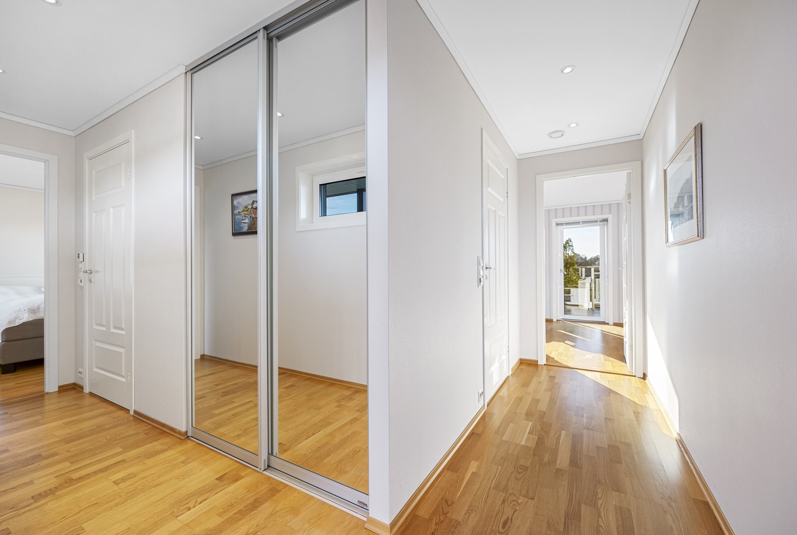 Romslig gang med garderobe fra Amiga - Gjennomgående leilighet Galleribilde