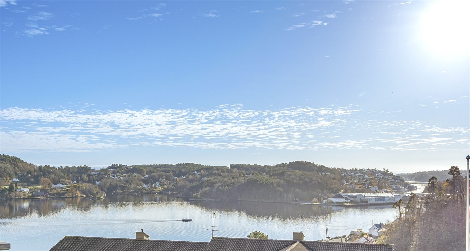 Leilighet i toppetasje med panoramautsikt og stor sydvestvendt terrasse med sol fra tidlig til sent og praktfull utsikt til Tromøysund, havet og områdene rundt. Galleribilde