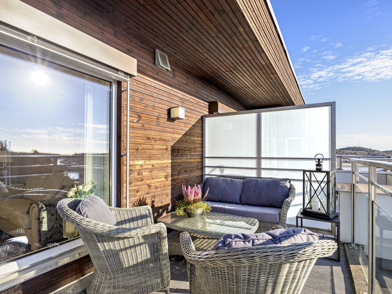 Fliselagt terrasse mot sydvest med sol hele dagen og til langt på kveld. Galleribilde