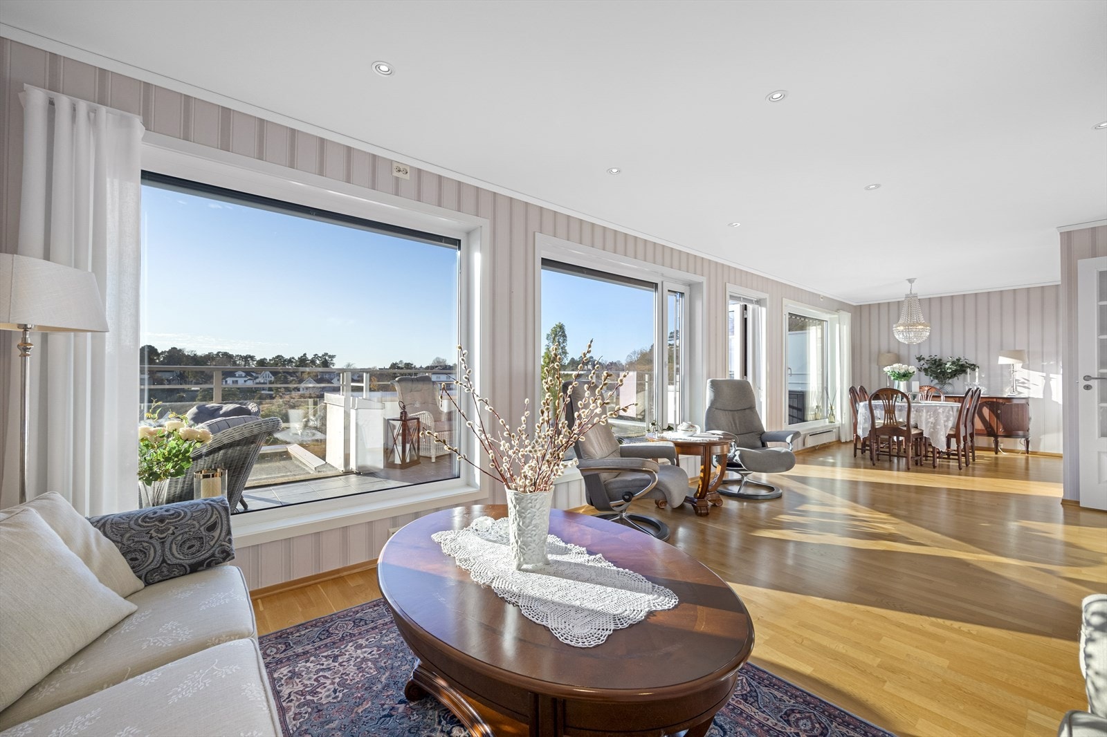 Leiligheten ligger høyt og luftig med sol fra morgen til kveld og fremstår som velholdt med normalt god standard. Galleribilde