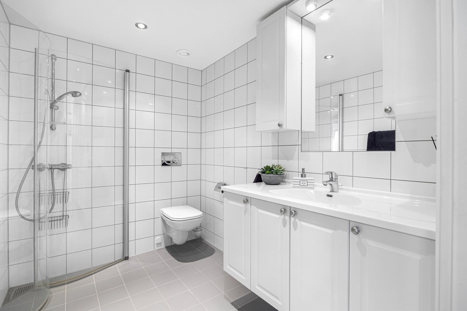 Fliselagt hovedbad med dusjhjørne Galleribilde