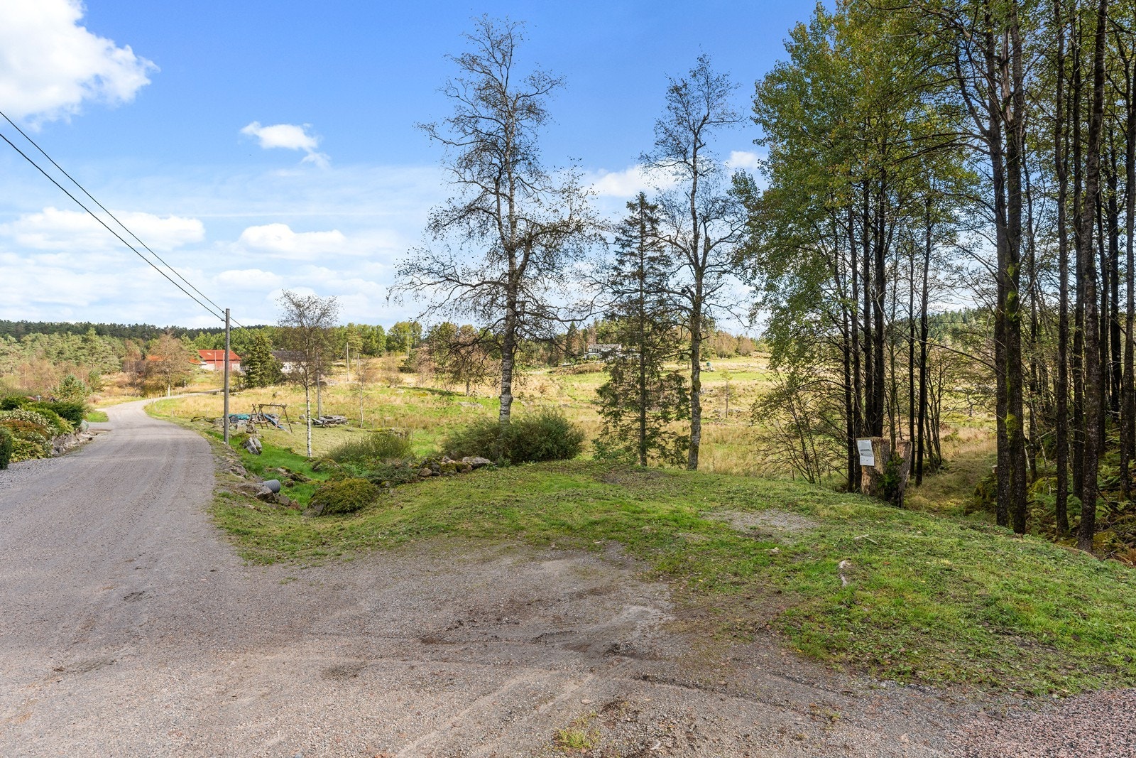 Tinglyst rett til parkering ca 150 meter fra eiendommen. Sti opp til hytta Galleribilde