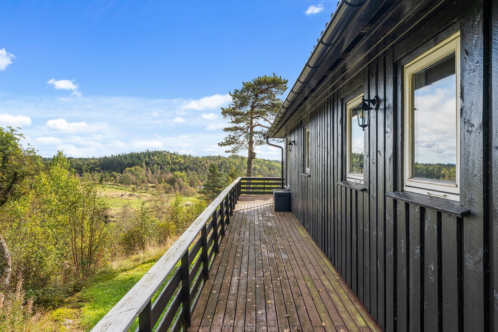 Terrasse på tre sider av hytten Galleribilde