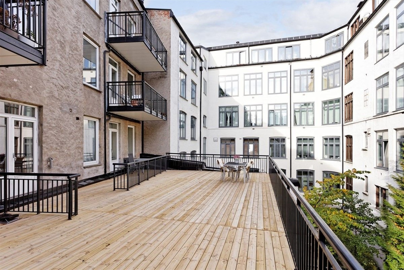 Beboerne har også tilgang til en stor terrasse. Galleribilde