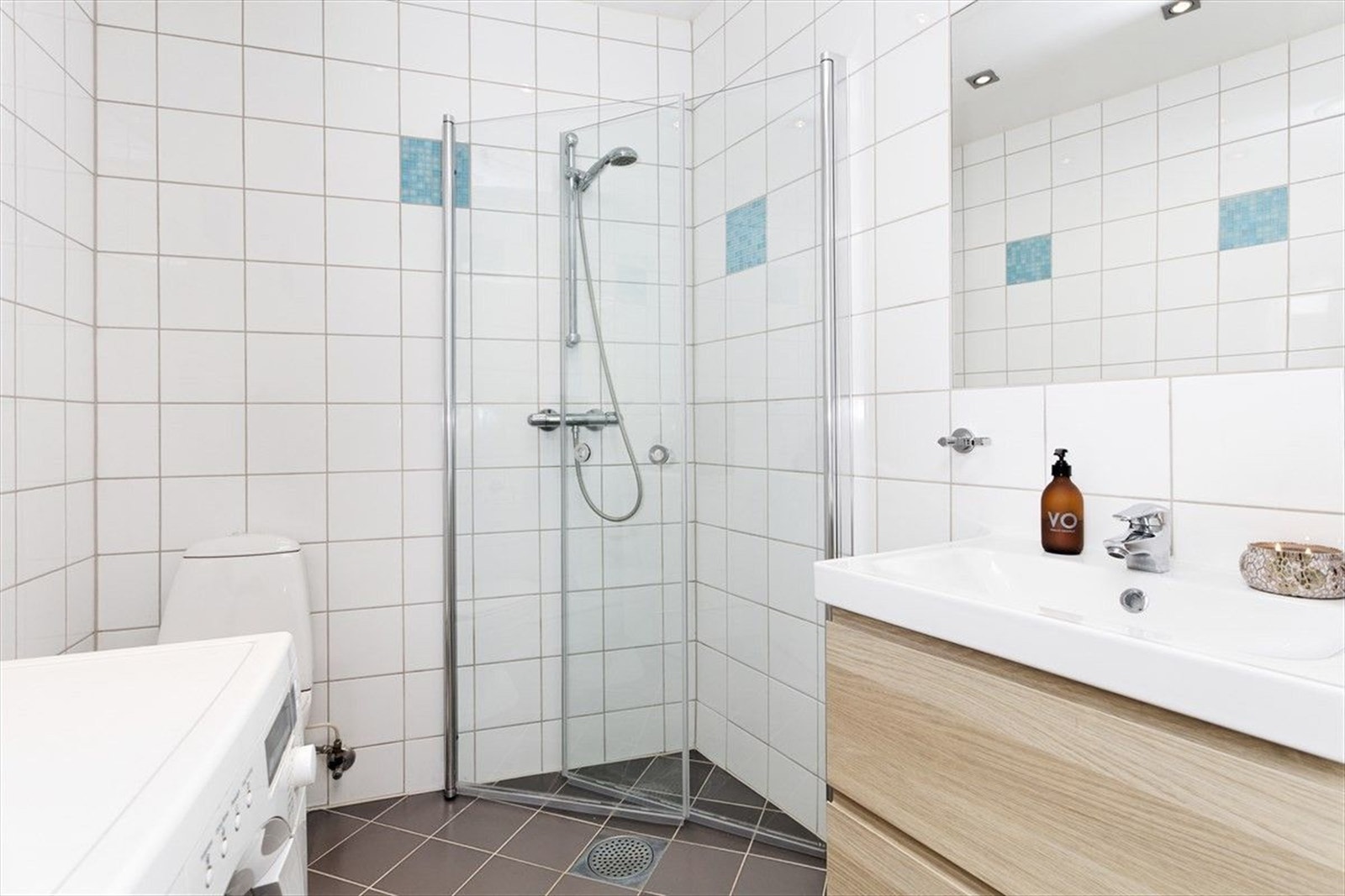 Flislagt bad med gode løsninger. Galleribilde