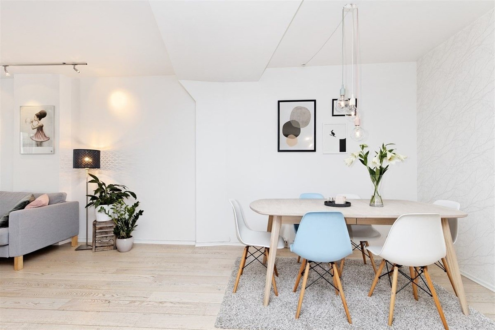 Spiseplass mellom stue og kjøkken. Galleribilde